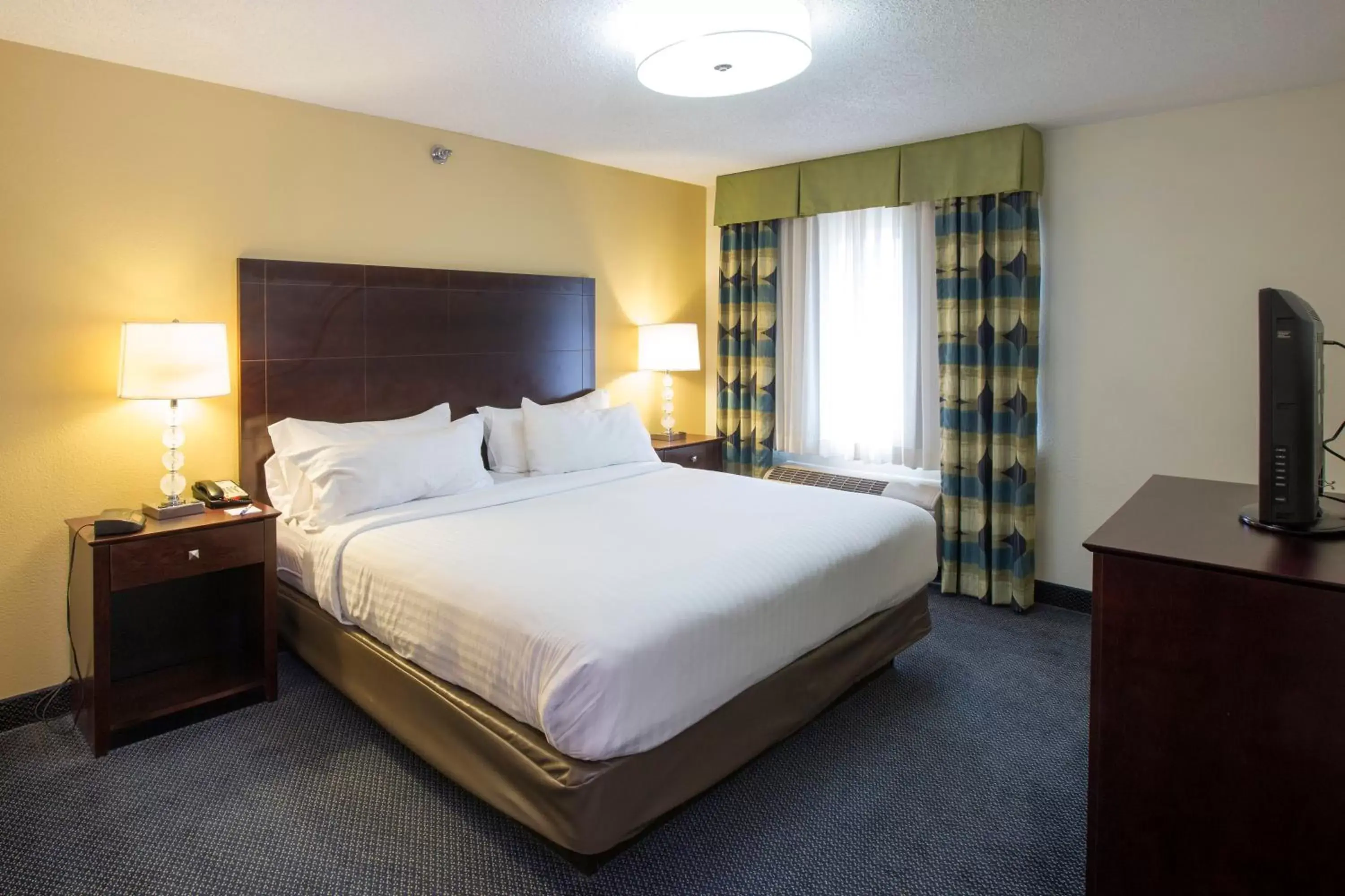 Photo of the whole room, Bed in Holiday Inn Express Hotel & Suites-Saint Joseph, an IHG Hotel