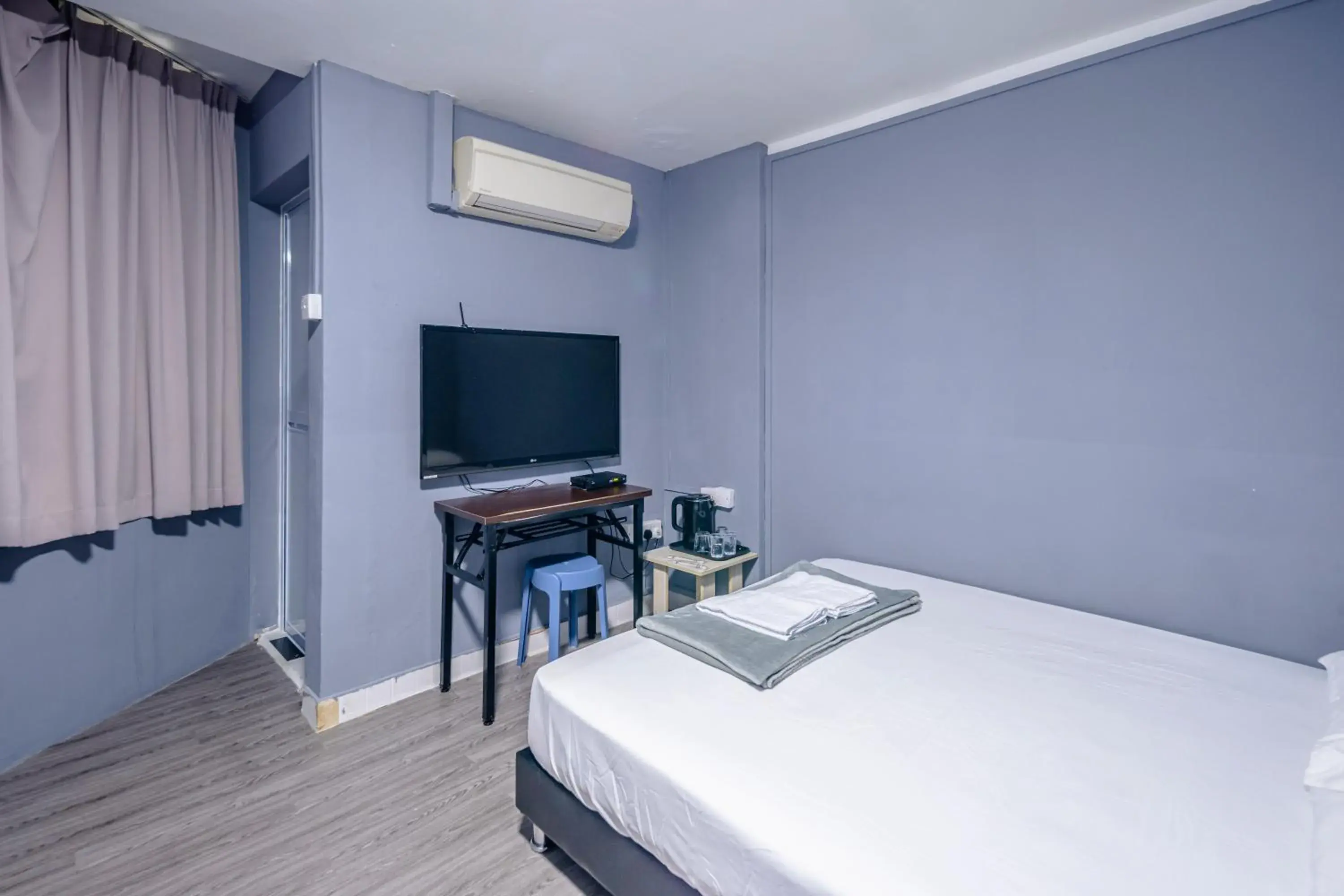 Bedroom, TV/Entertainment Center in K Hotel 8