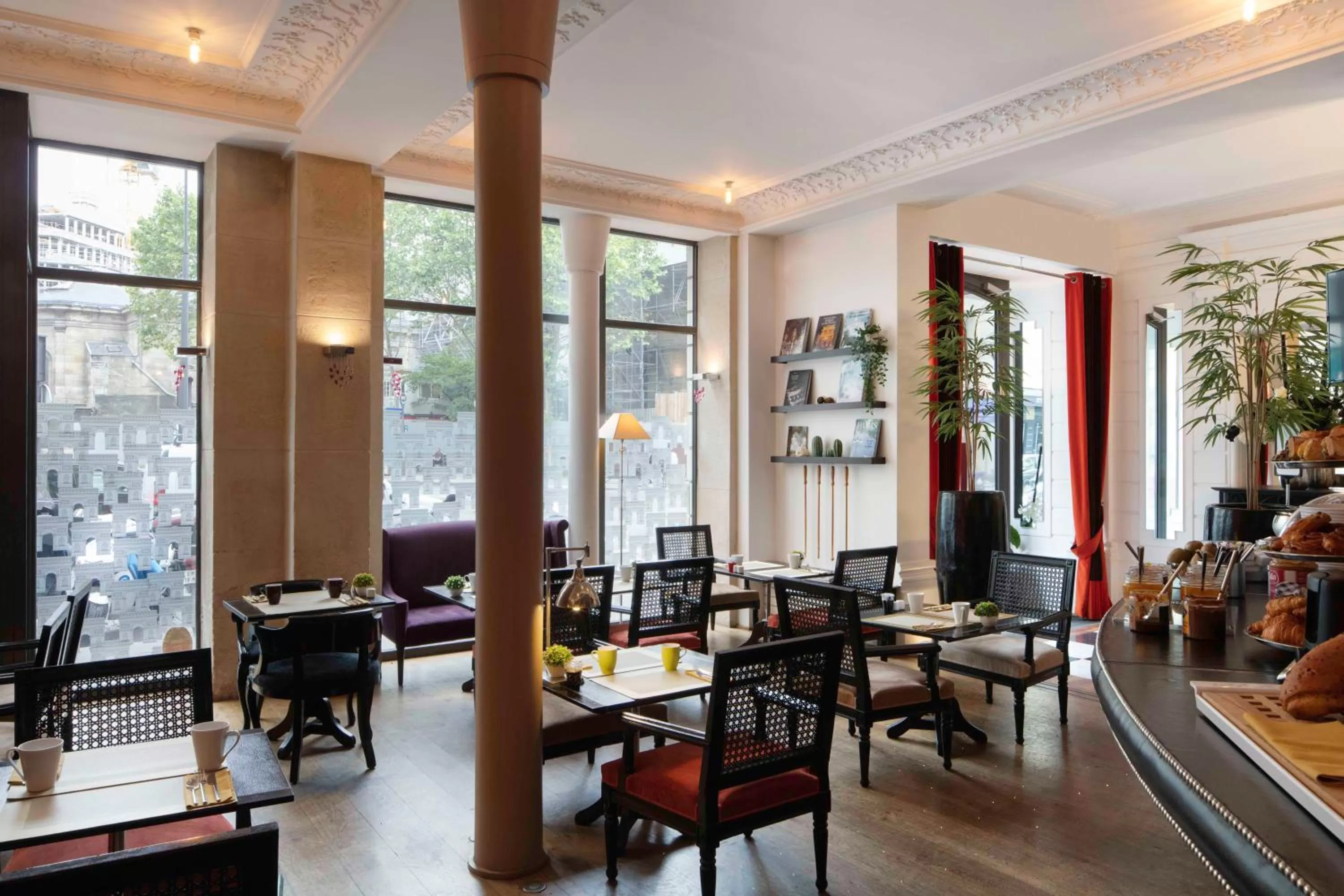 Restaurant/places to eat in Le 123 Elysees - Astotel
