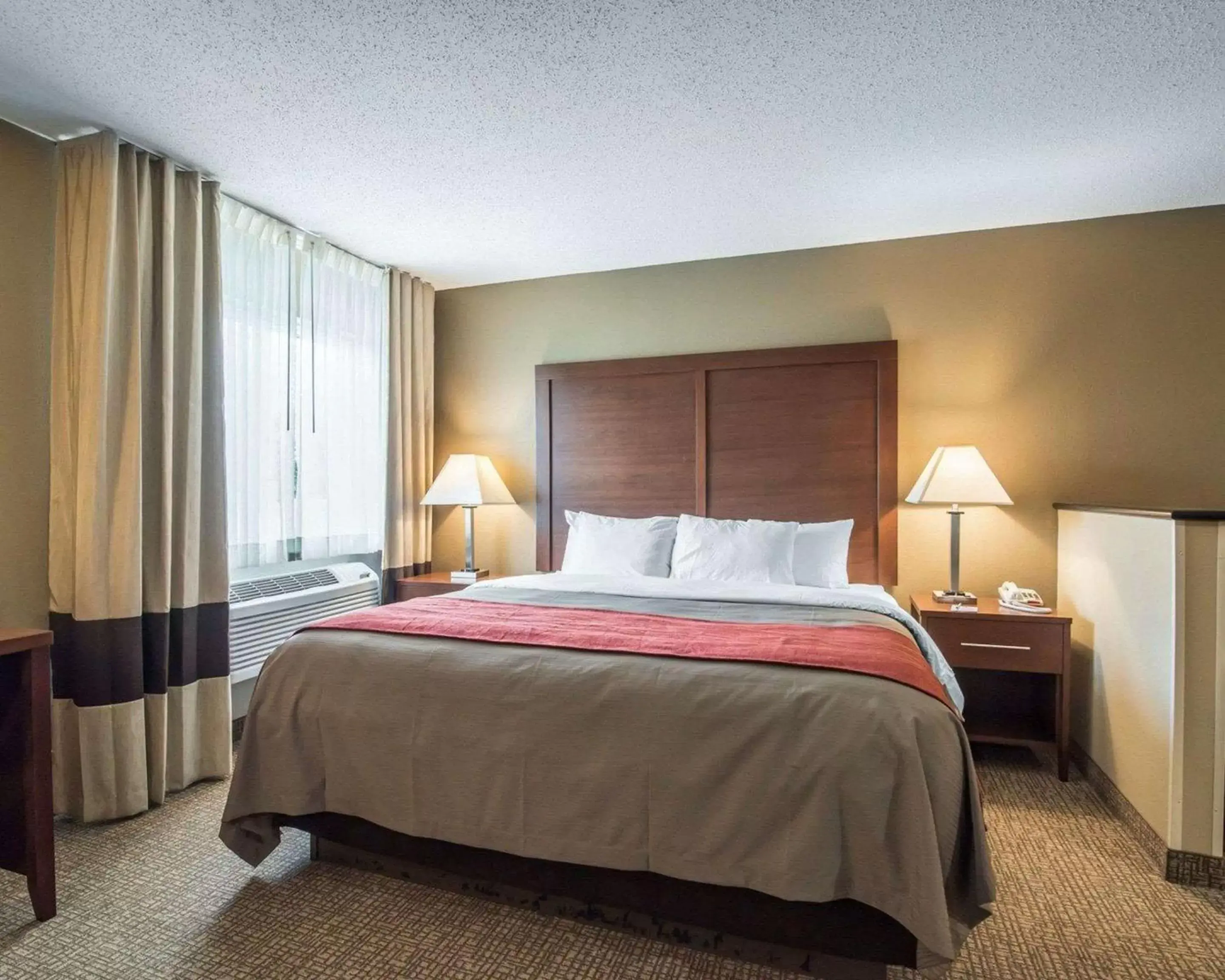 Photo of the whole room, Bed in Comfort Inn Saugerties