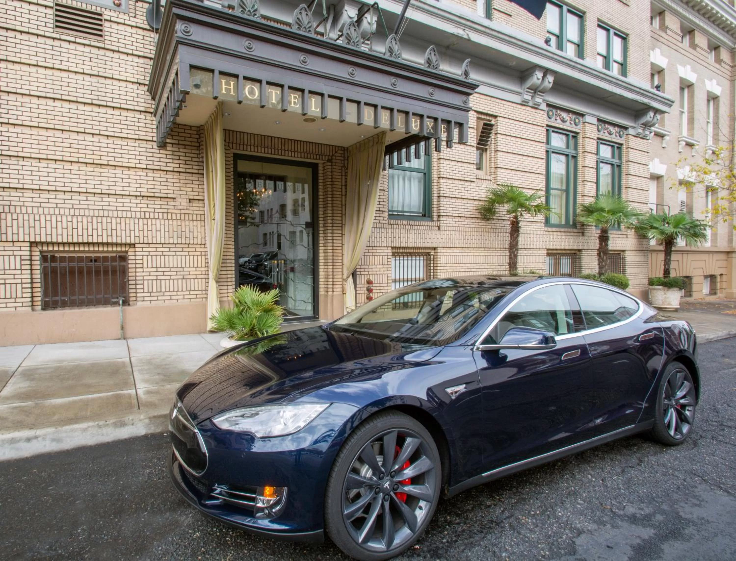 Facade/entrance in Hotel DeLuxe