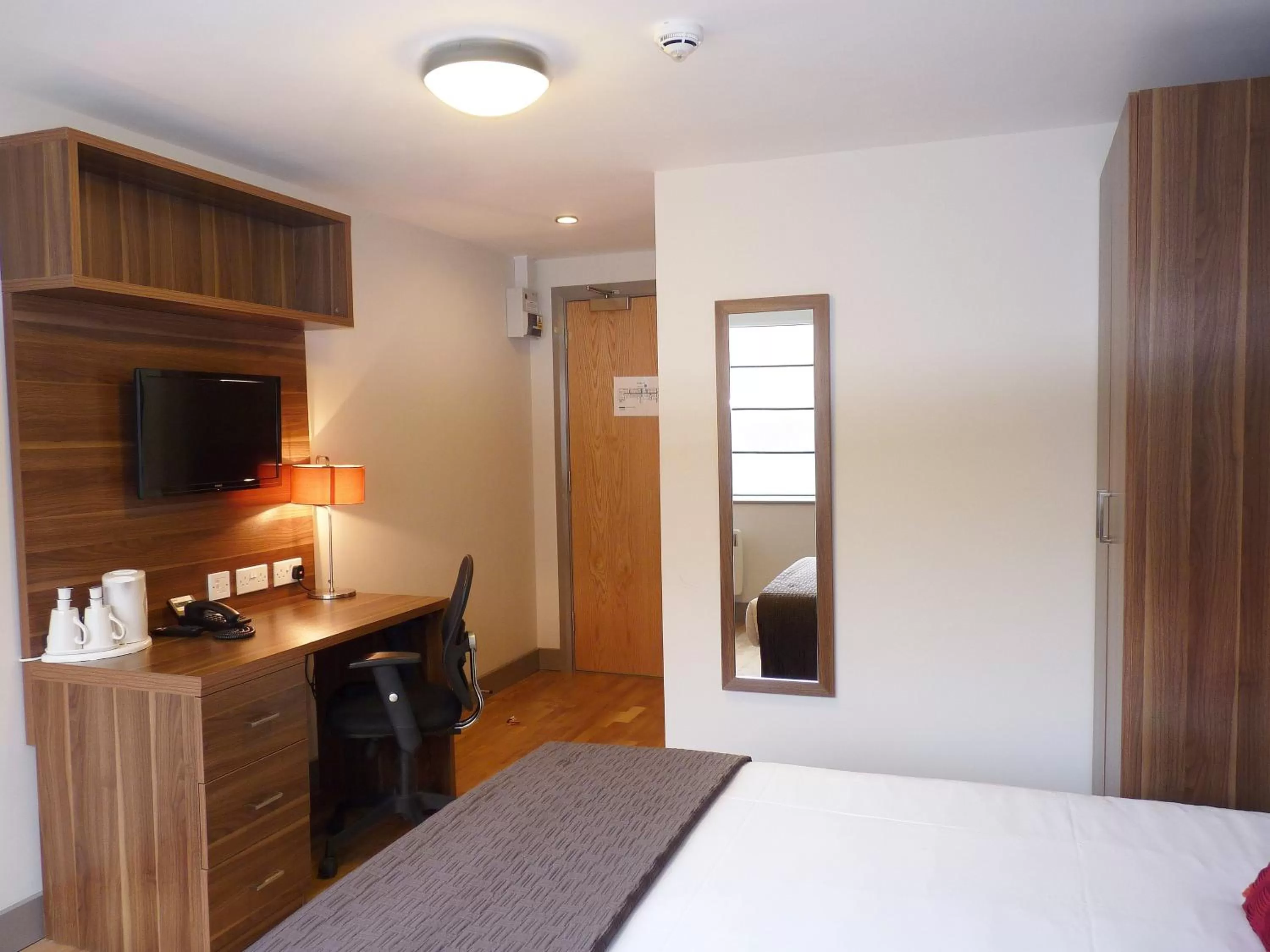 Photo of the whole room, Bed in Britannia Study Hotel