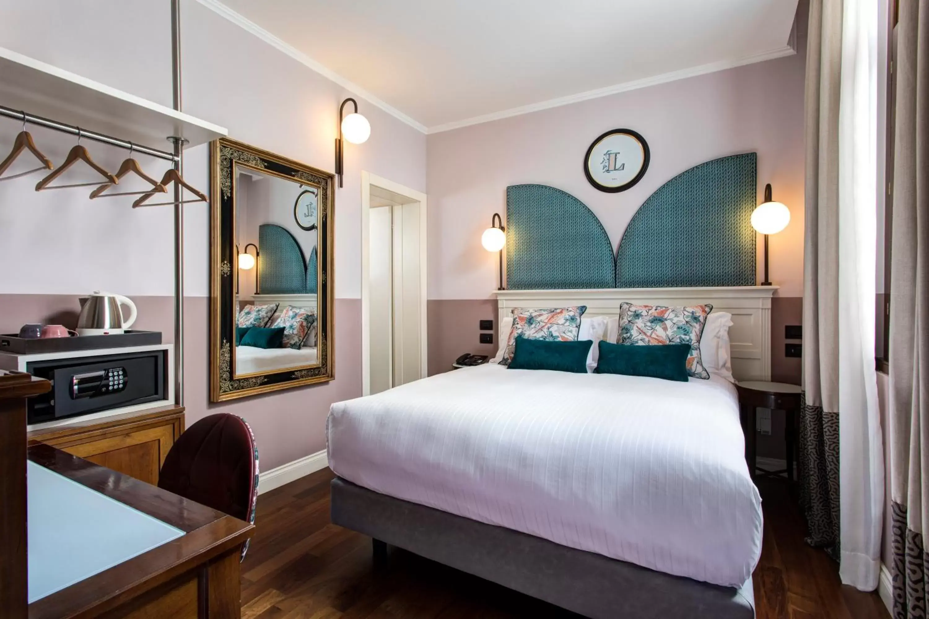 Photo of the whole room, Bed in Hotel Indigo Verona - Grand Hotel Des Arts, an IHG Hotel
