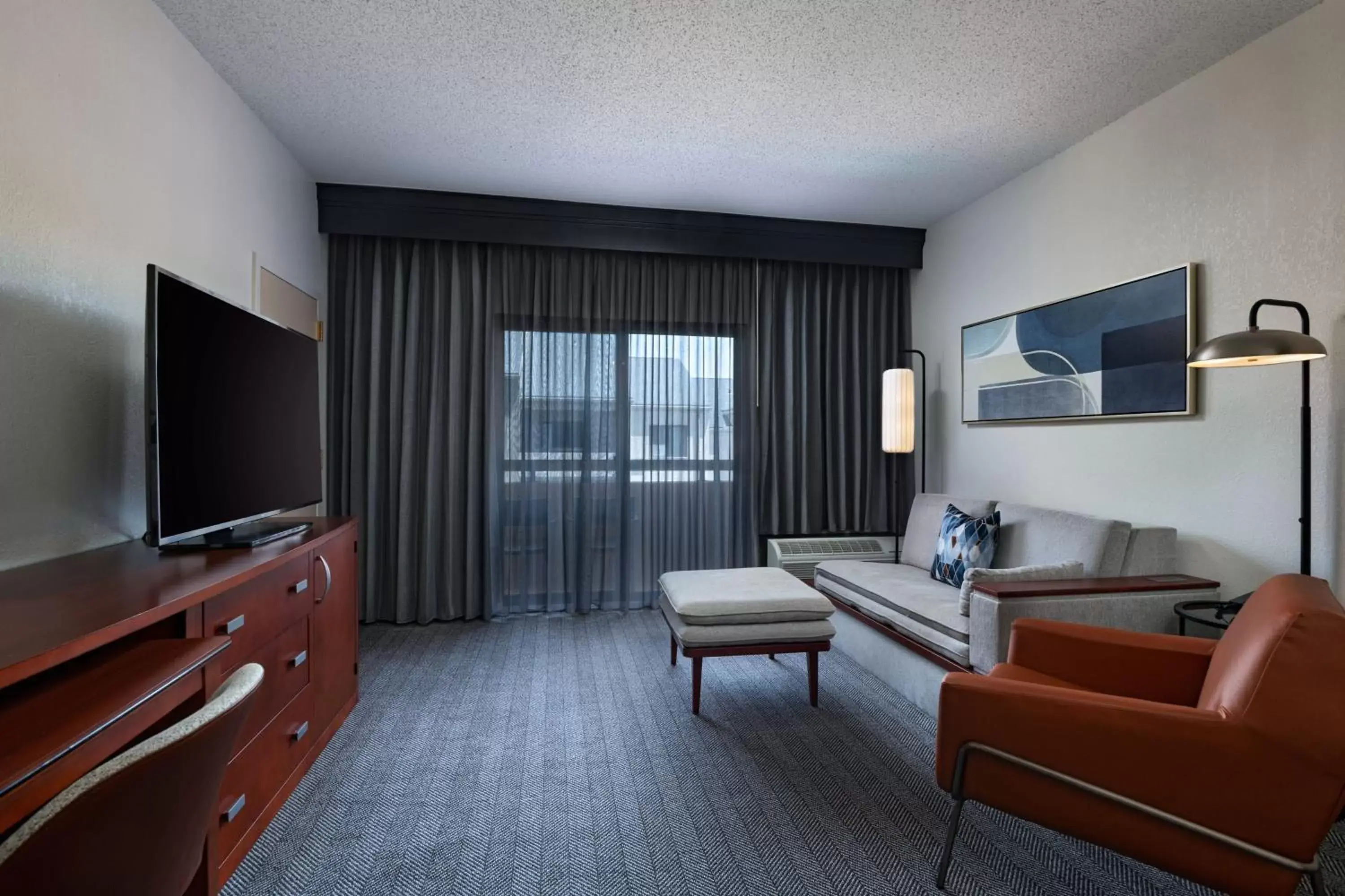 Living room, TV/Entertainment Center in Courtyard by Marriott Dallas Plano Parkway at Preston Road