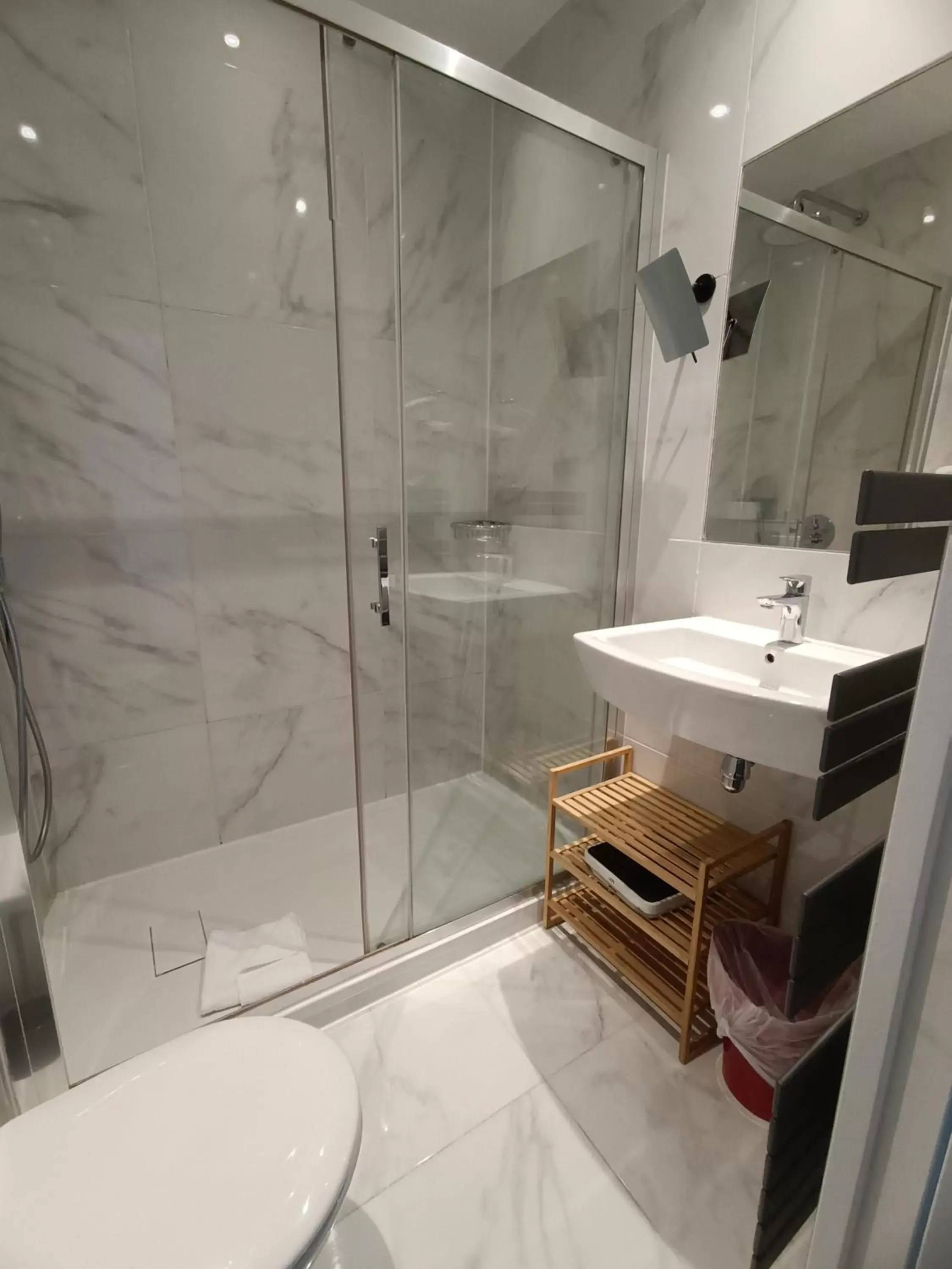 Shower, Bathroom in Hotel Aida Marais
