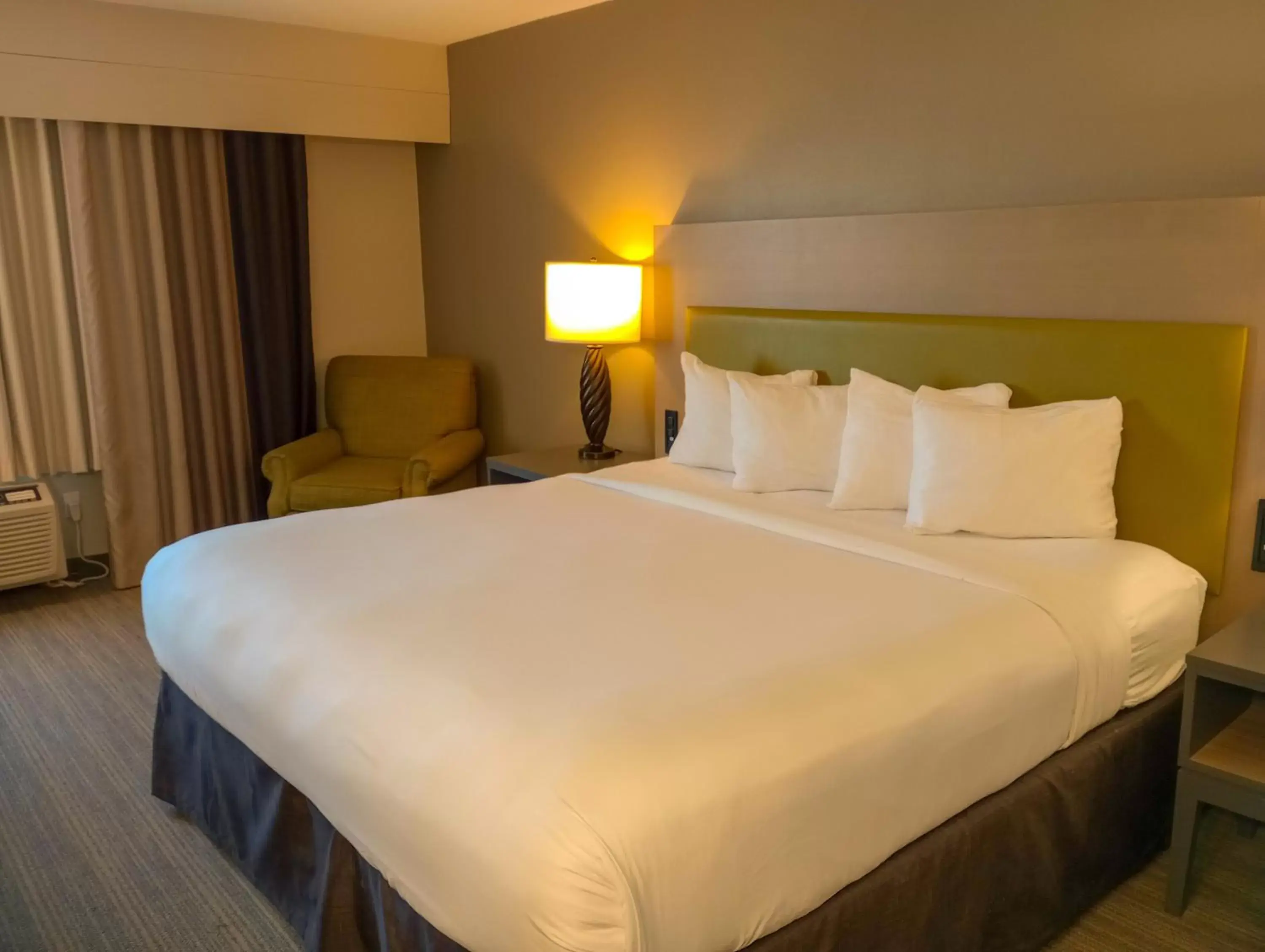 Bedroom, Bed in Country Inn & Suites by Radisson, Portland International Airport, OR