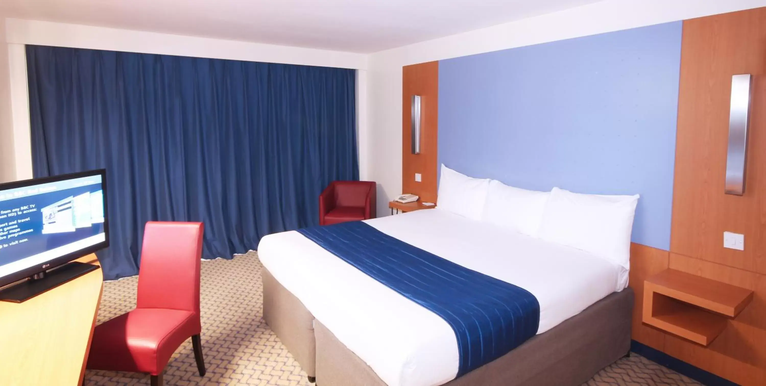 Bedroom, Bed in Ramada London North