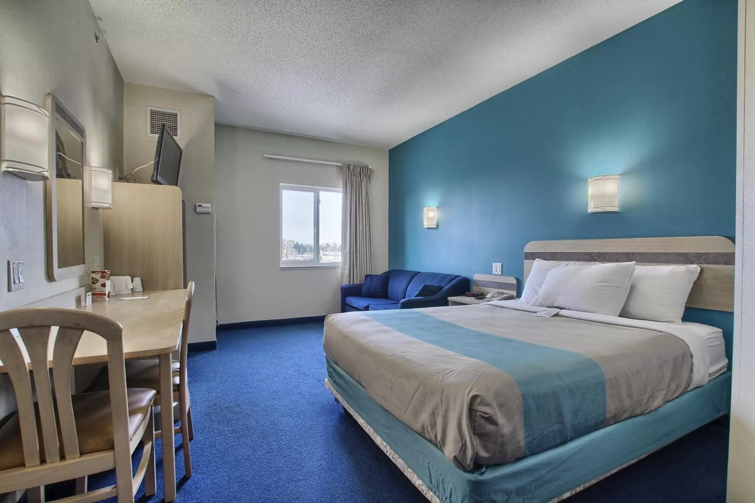 Bedroom, Bed in Motel 6-London, ON - Ontario