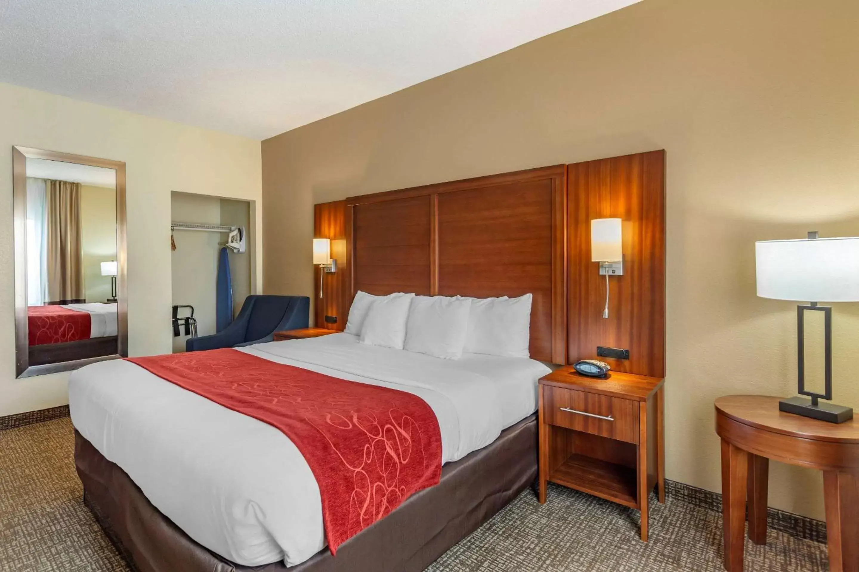 Bedroom, Bed in Comfort Suites Southaven I-55
