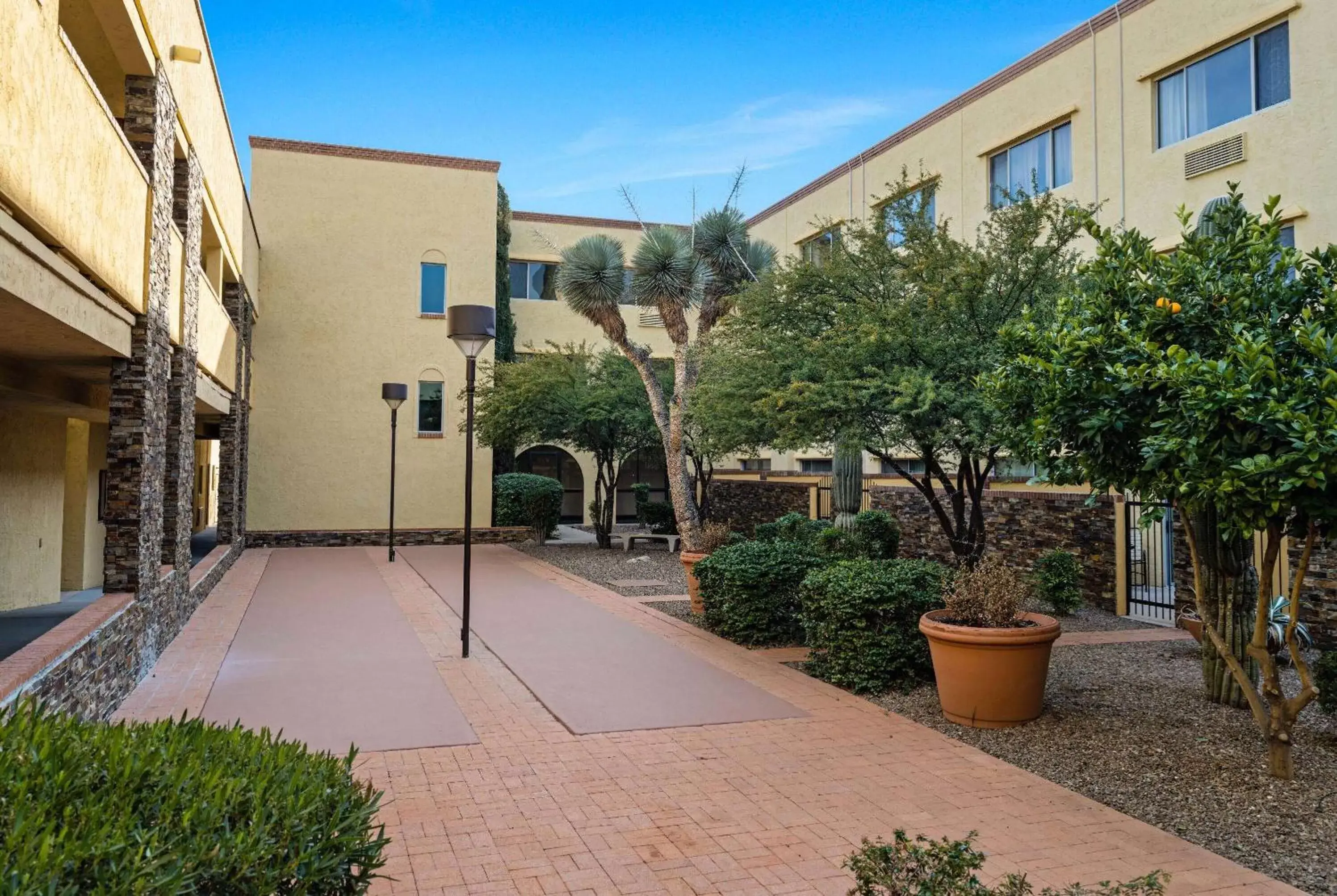 Inner courtyard view, Property Building in La Quinta by Wyndham Tucson - Reid Park