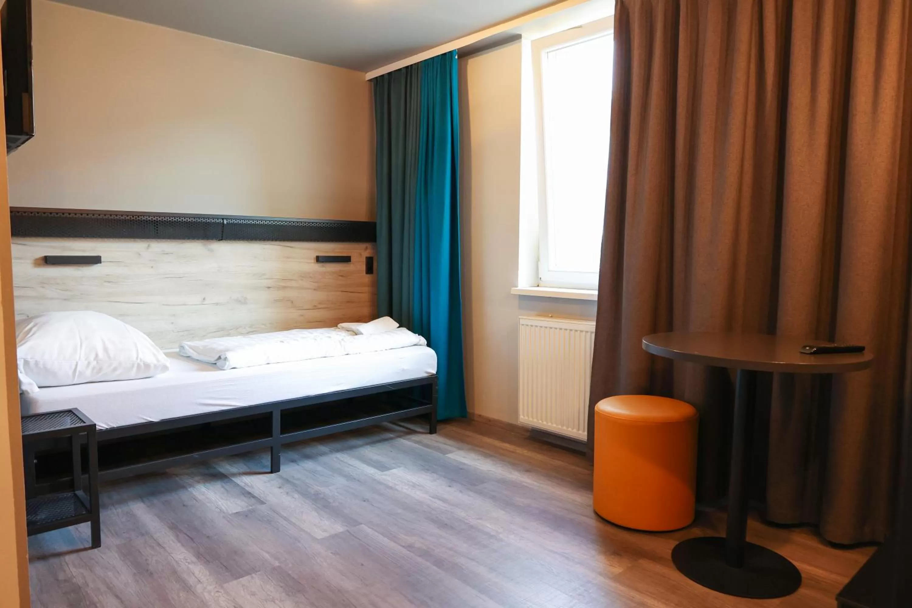 Photo of the whole room, Bed in a&o Köln Neumarkt