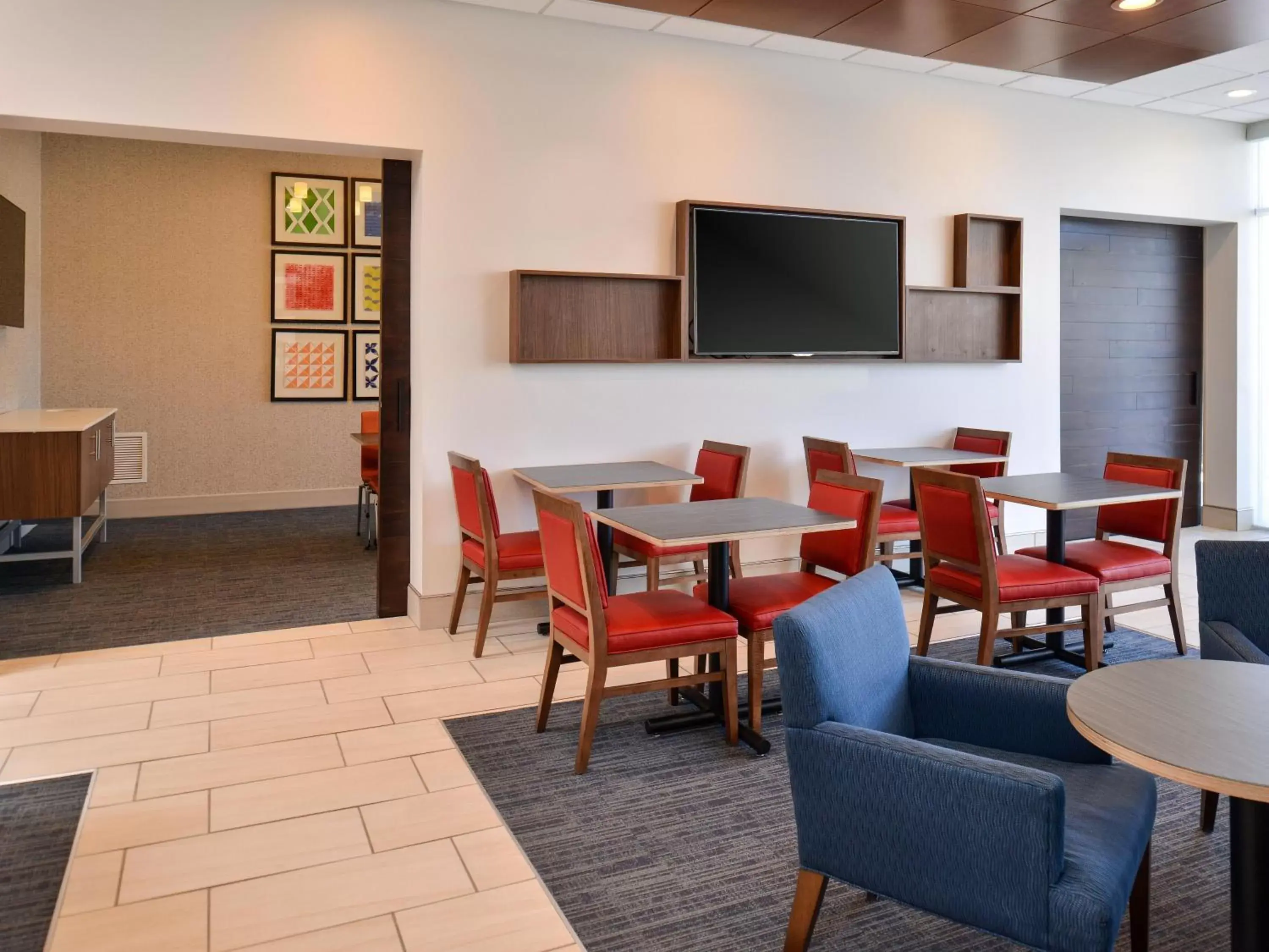 Breakfast in Holiday Inn Express & Suites - Brighton South - US 23, an IHG Hotel