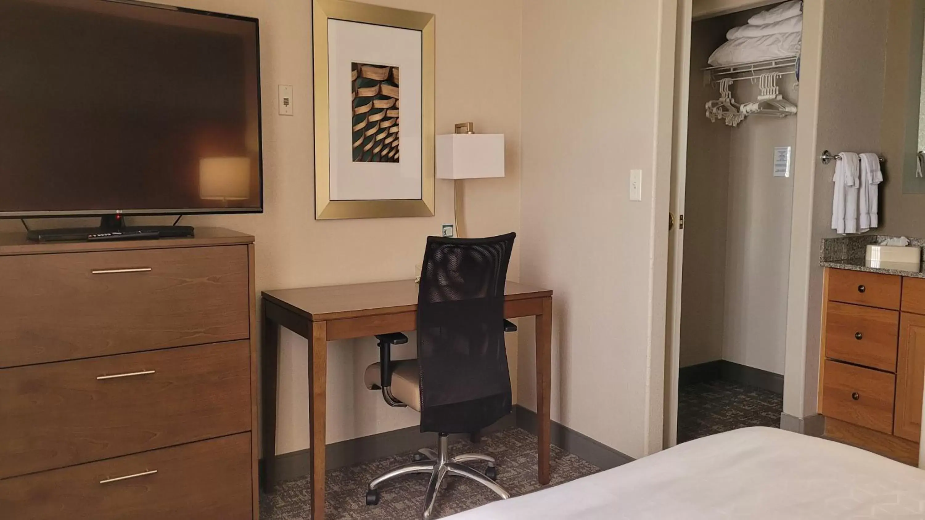 Bedroom, TV/Entertainment Center in Staybridge Suites - Calgary Airport, an IHG Hotel