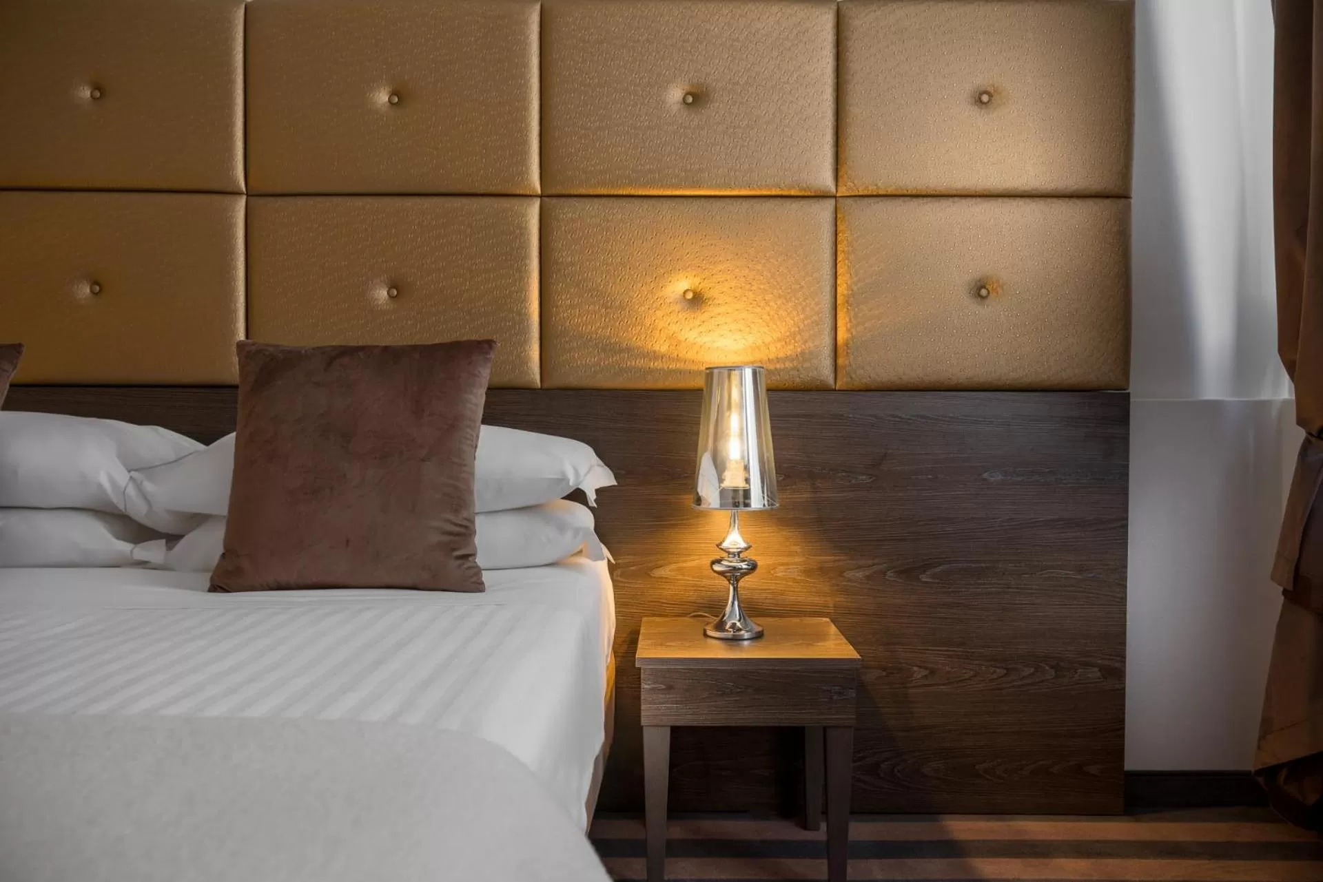 Photo of the whole room, Bed in Albergo Rossini 1936