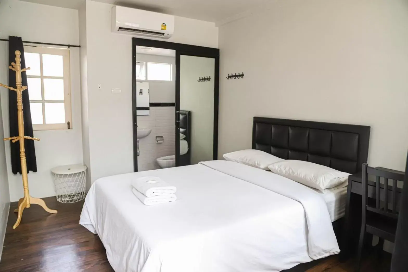 Bed in White Lodge Hotel Bangkok