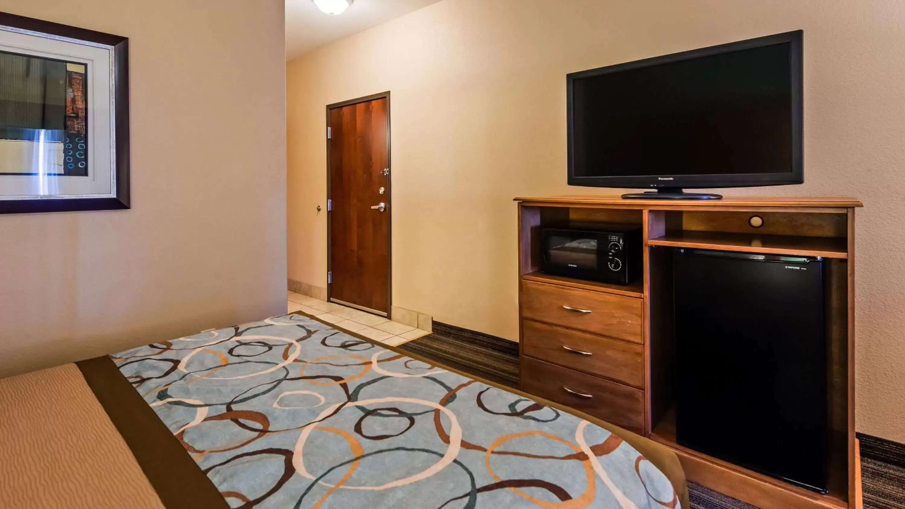 Photo of the whole room, TV/Entertainment Center in Best Western Plus Seminole Hotel & Suites