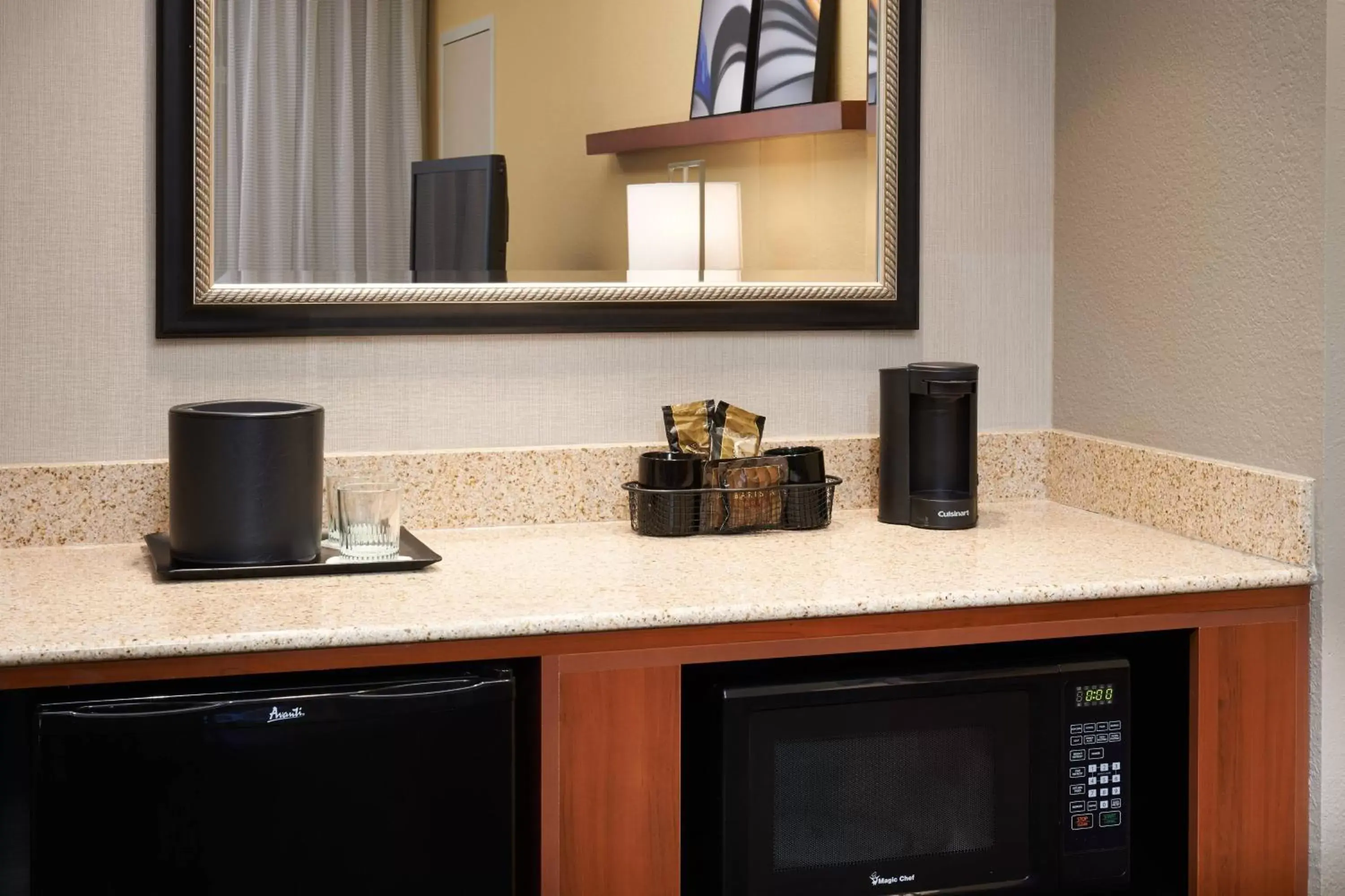 Photo of the whole room, Kitchen/Kitchenette in Courtyard St. Louis Westport Plaza