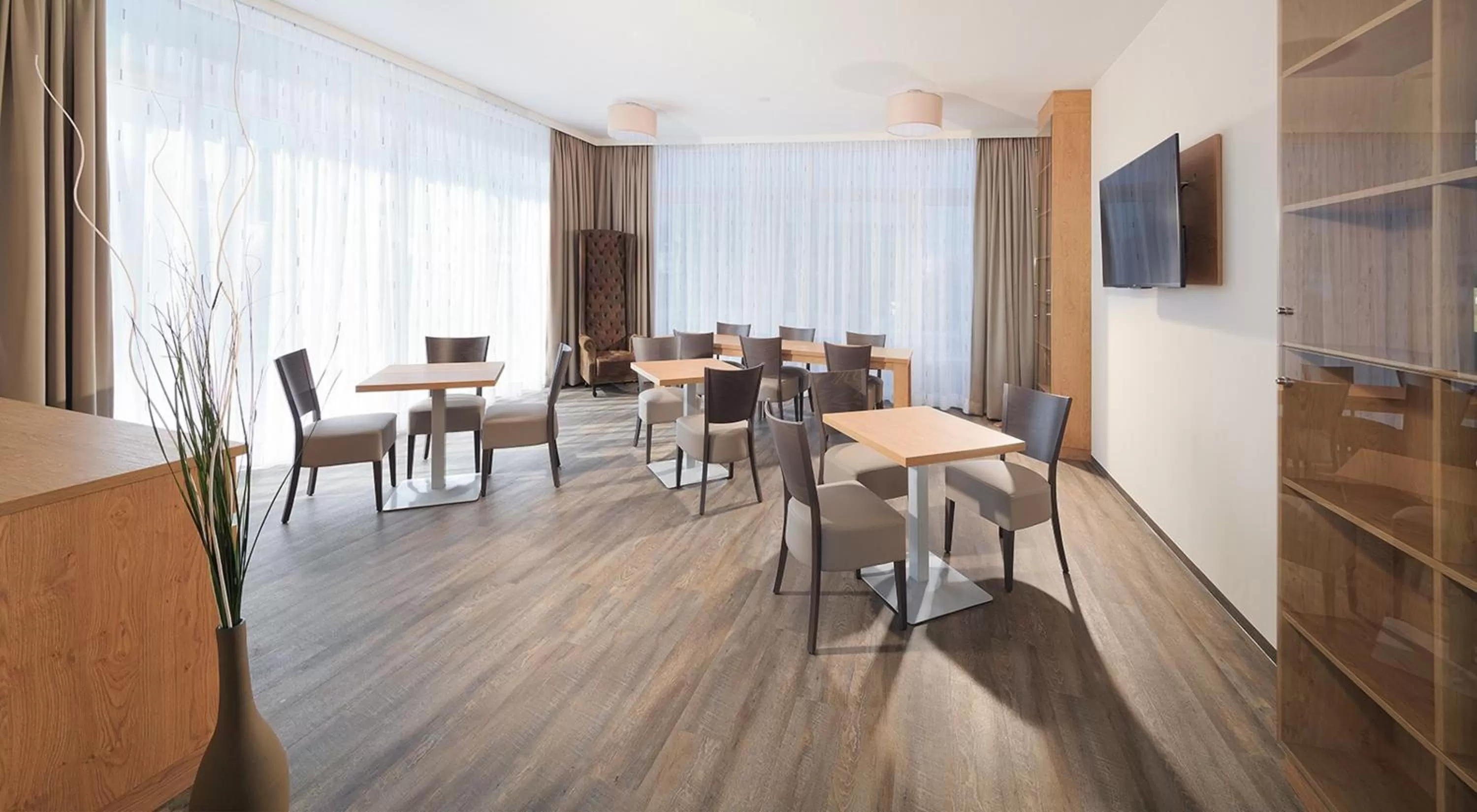 Restaurant/places to eat in Amaro Hotel