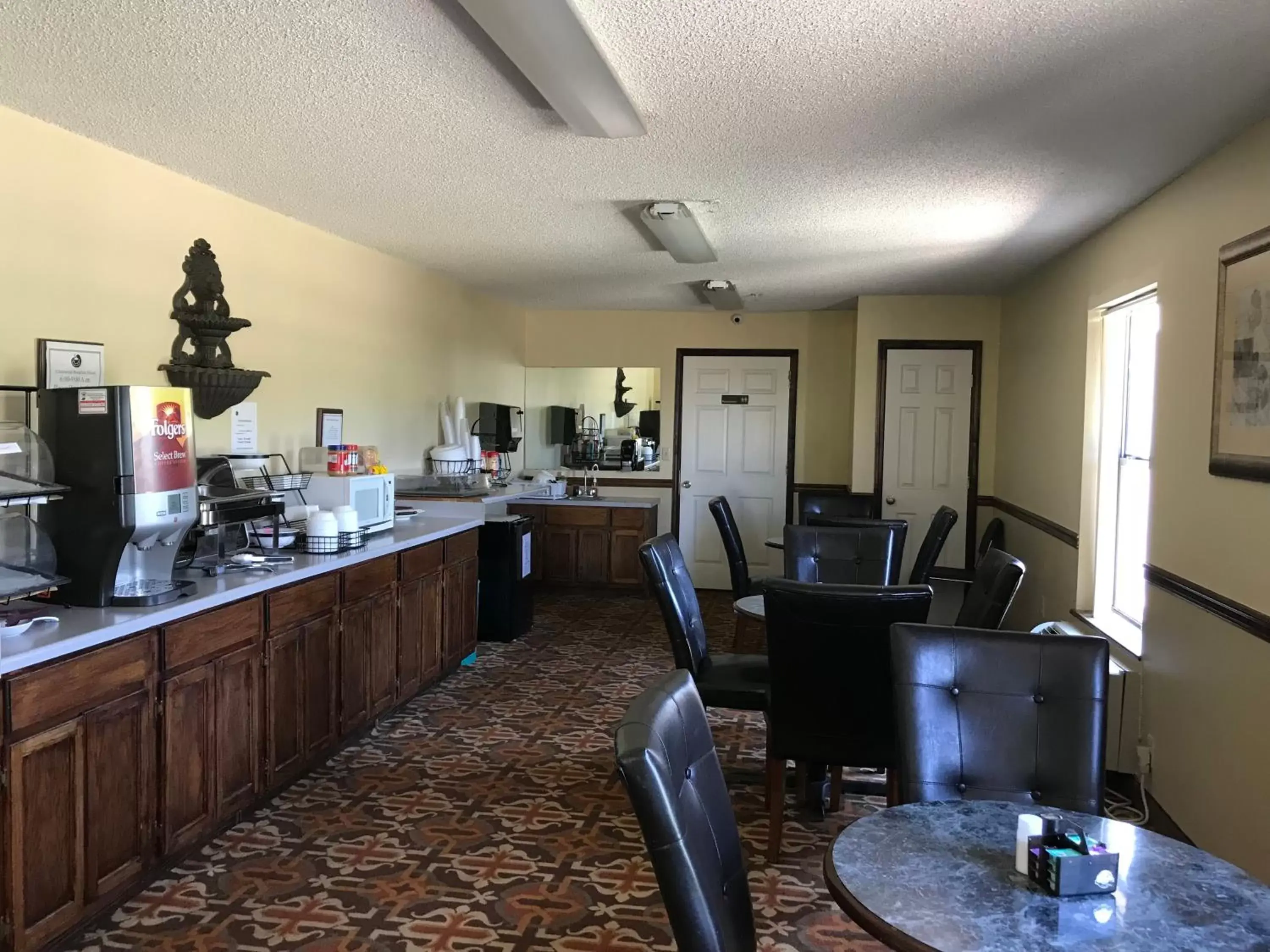 Restaurant/Places to Eat in Clairmont Inn & Suites - Warren