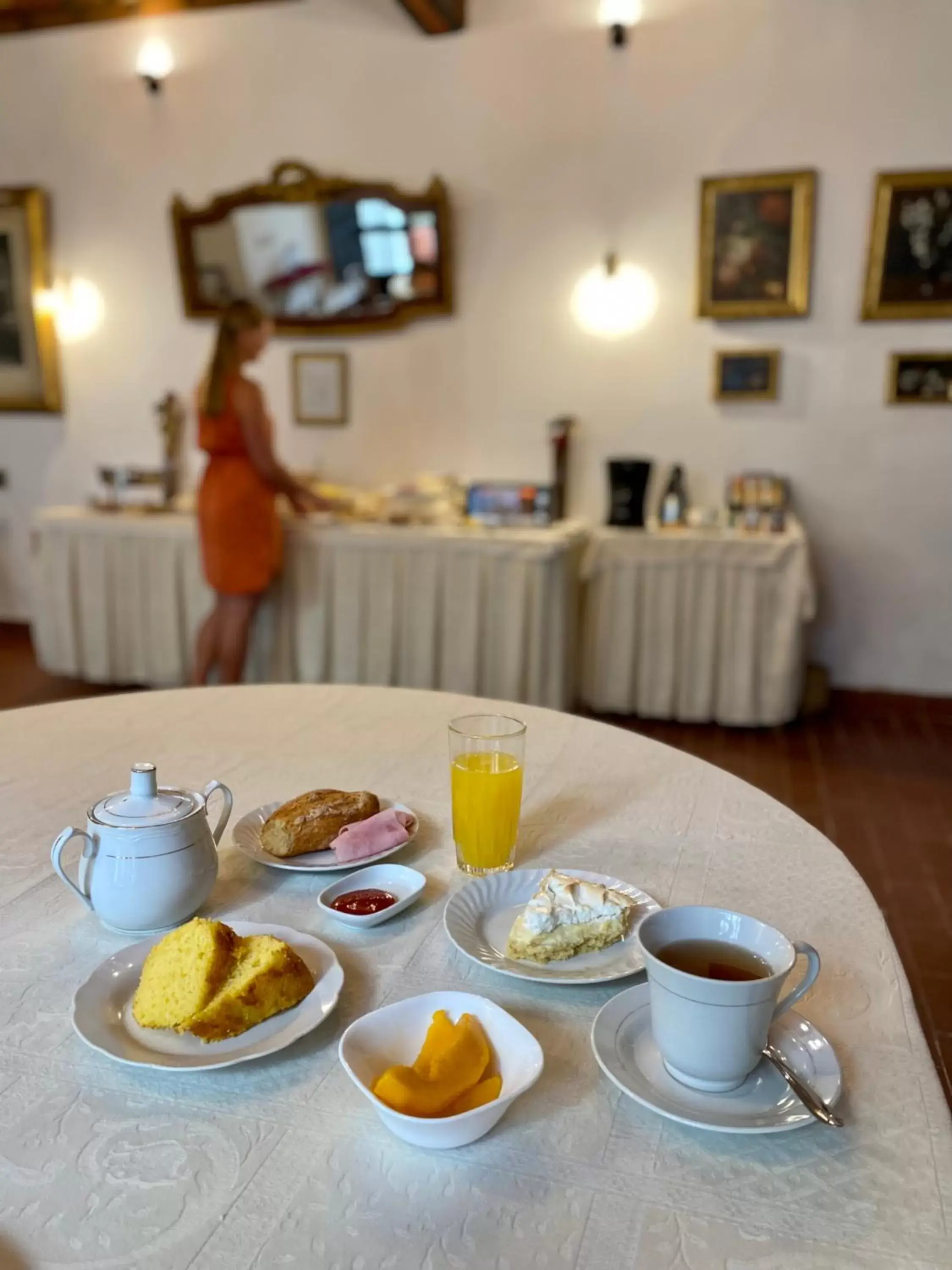 Buffet breakfast, Breakfast in El Hotel de Su Merced