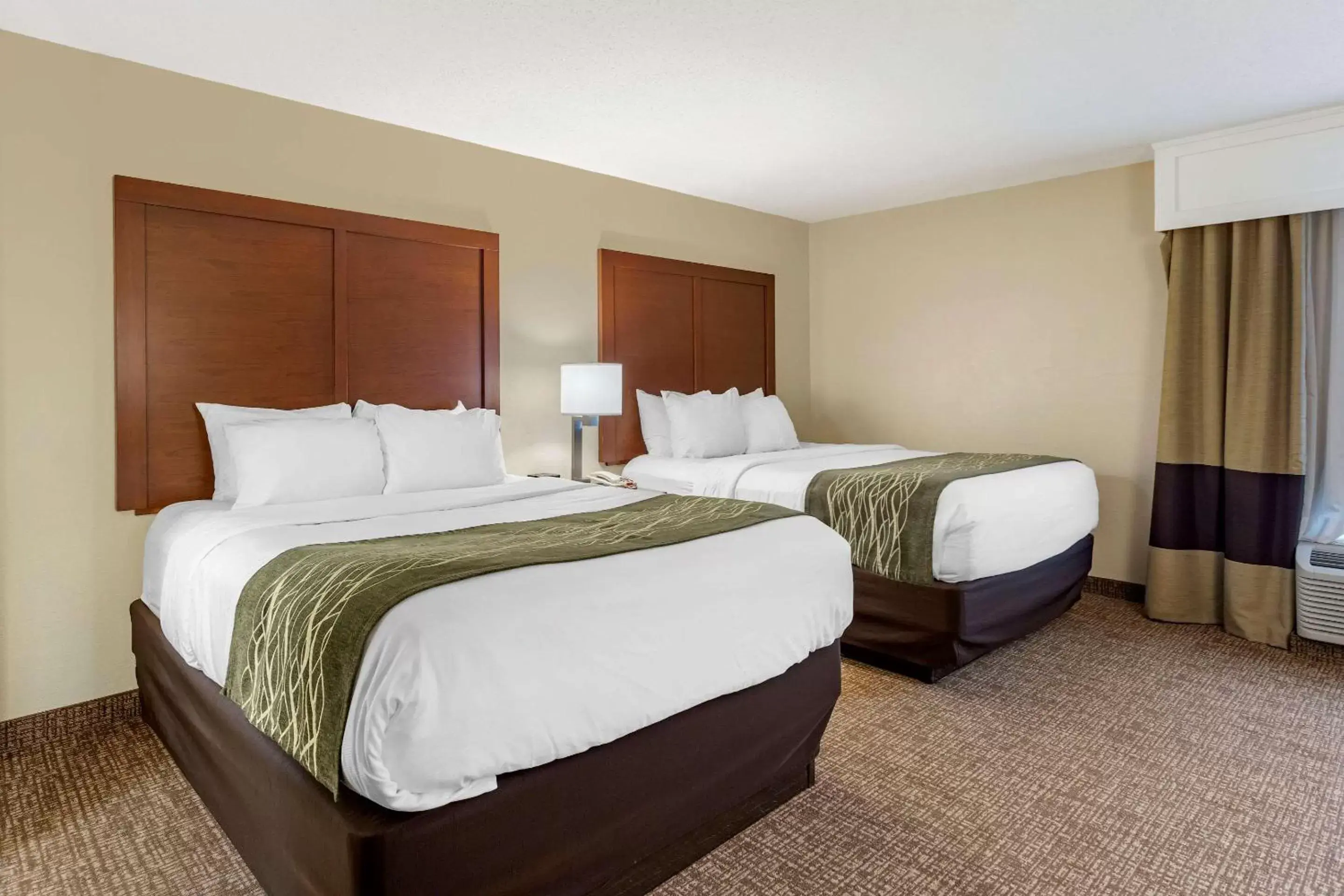 Photo of the whole room, Bed in Comfort Inn & Suites Little Rock Airport