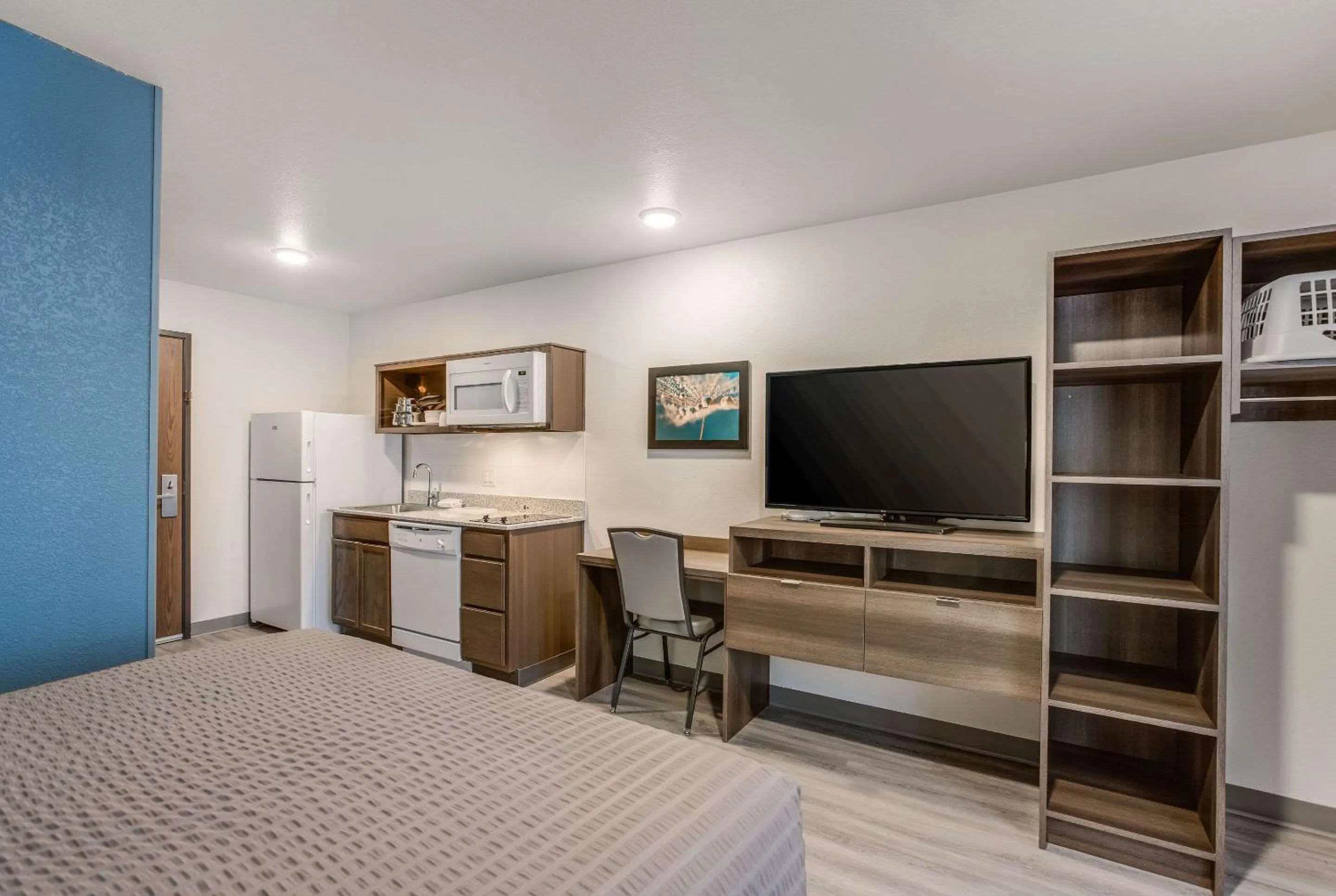 Bedroom, Bed in WoodSpring Suites Detroit Farmington Hills