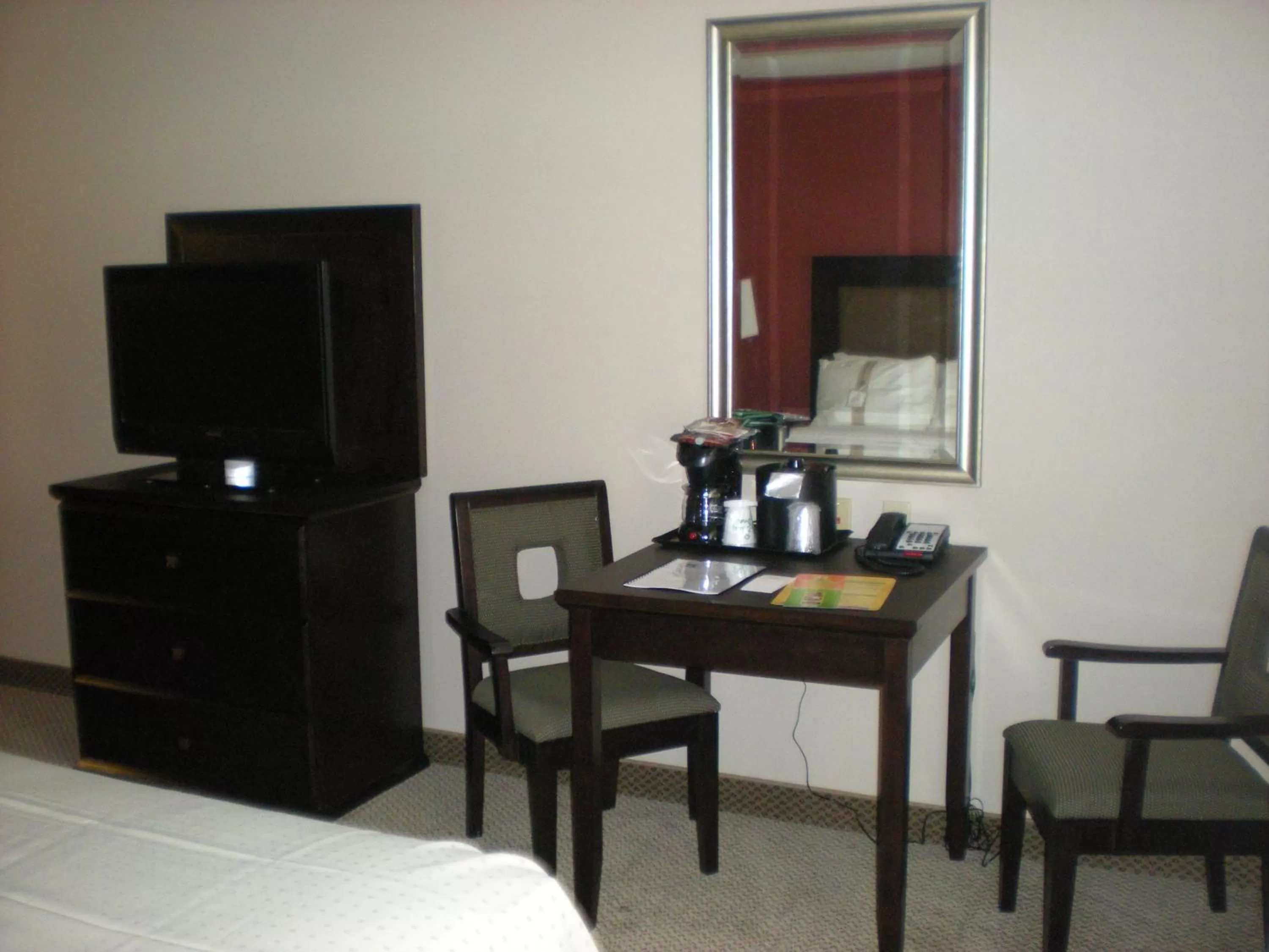 TV and multimedia, Bed in Holiday Inn & Suites Bakersfield by IHG