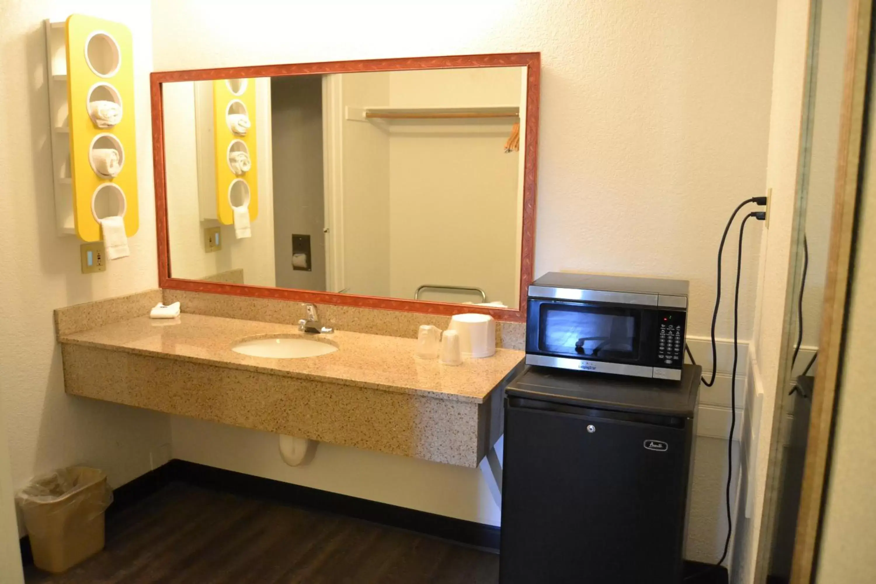 Bathroom in Motel 6 Oakdale, Ca