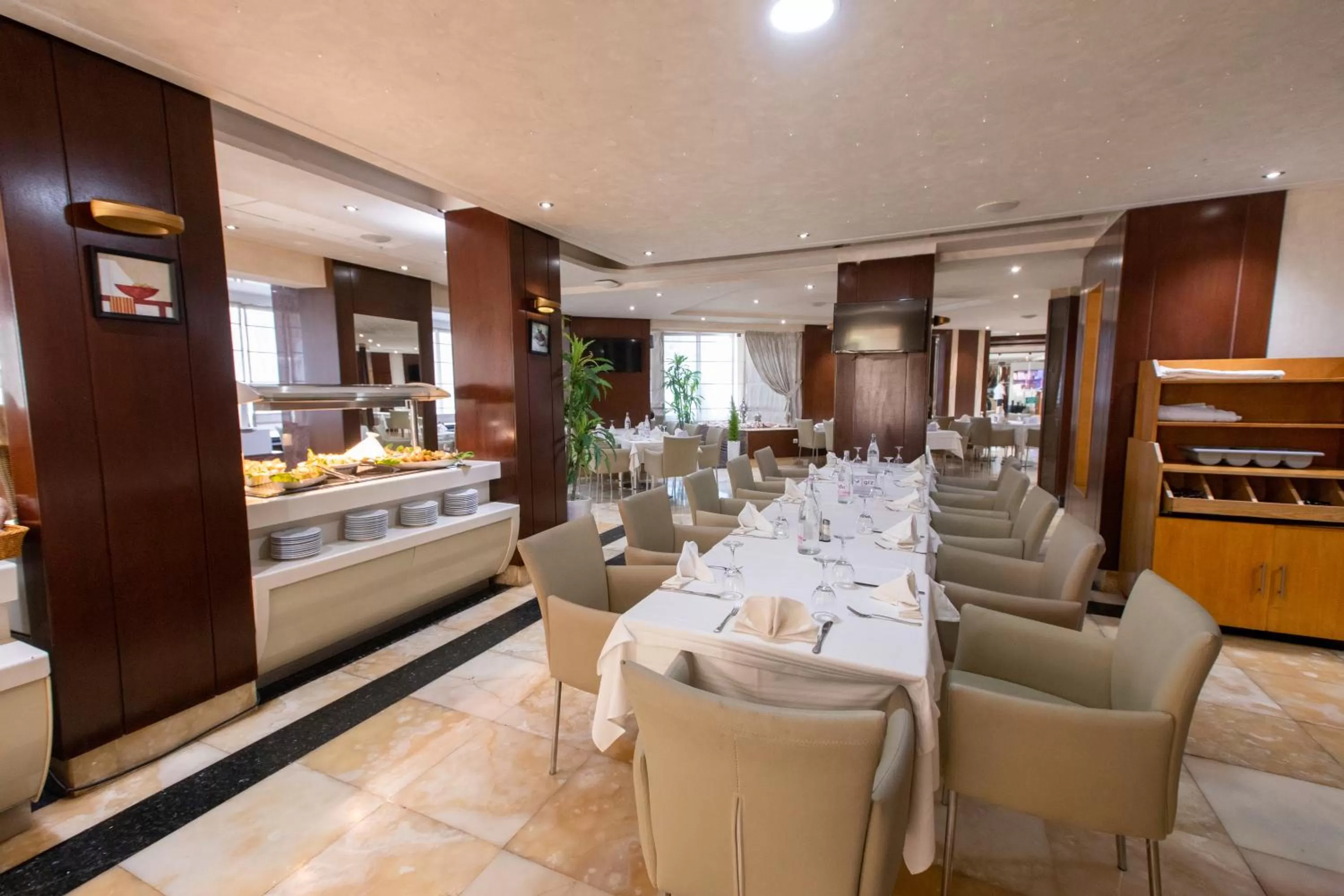 Restaurant/places to eat in The Penthouse Suites Hotel
