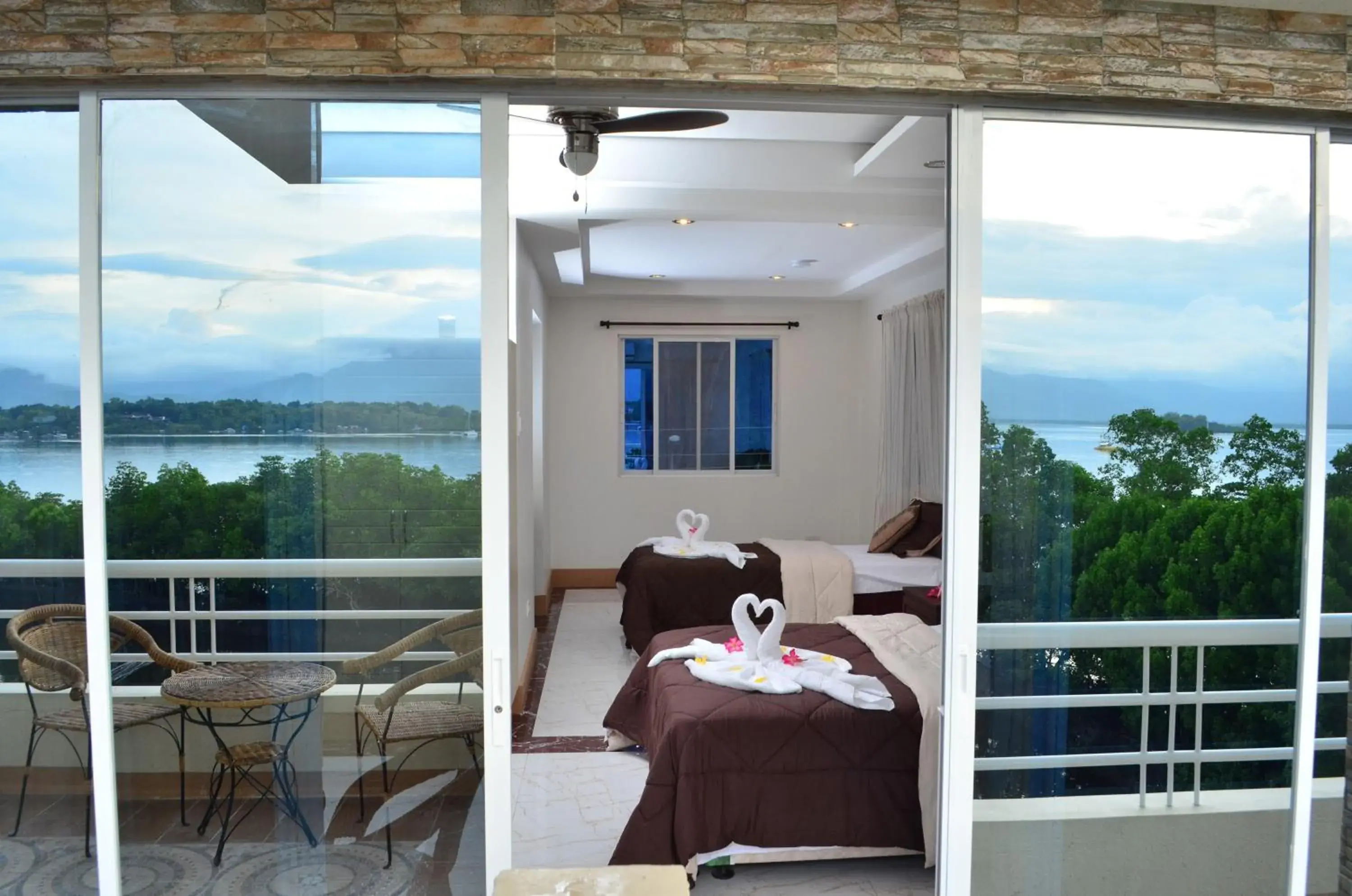 Bedroom, Balcony/Terrace in Villa de Sierra Vista Bay and Mountain View Inn