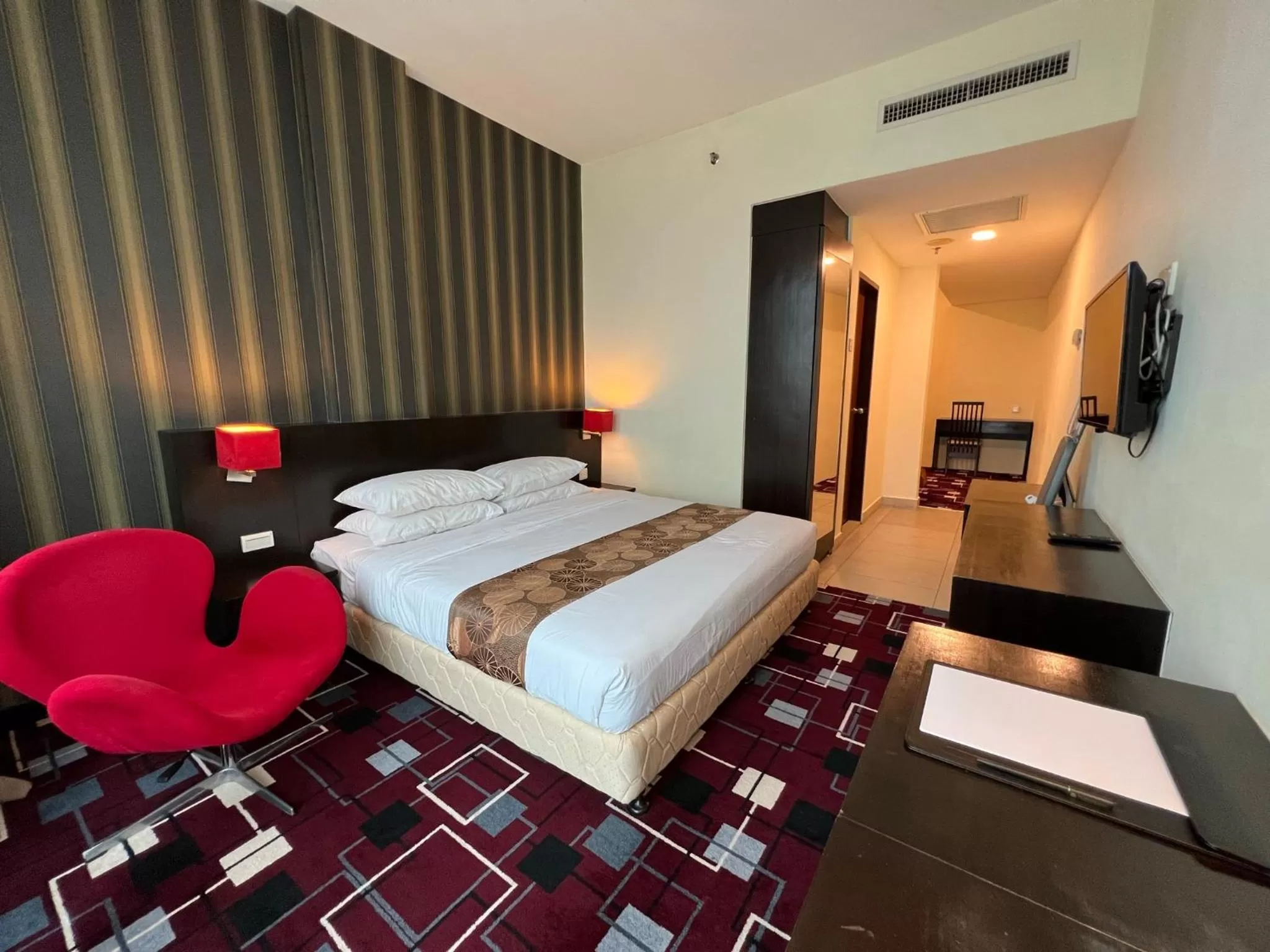 Bedroom, Bed in SSL Traders Hotel