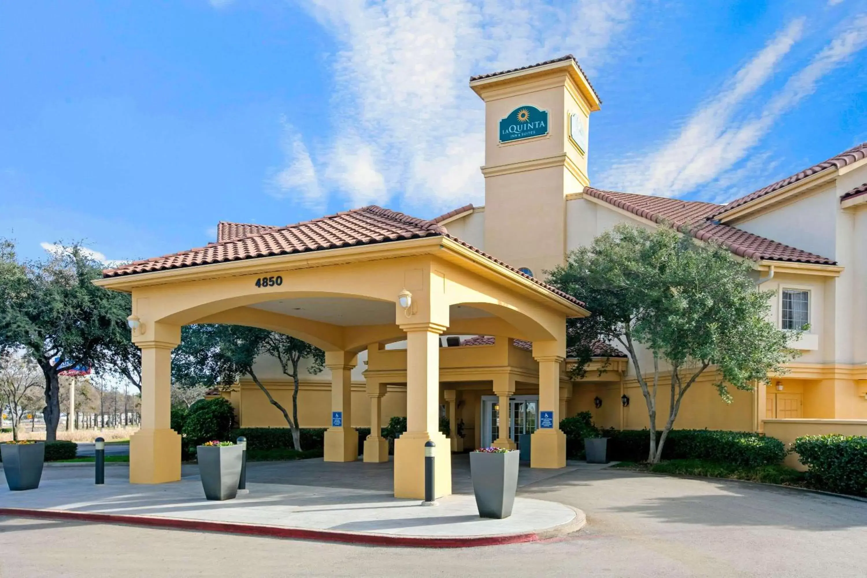 Property Building in La Quinta by Wyndham Dallas DFW Airport North