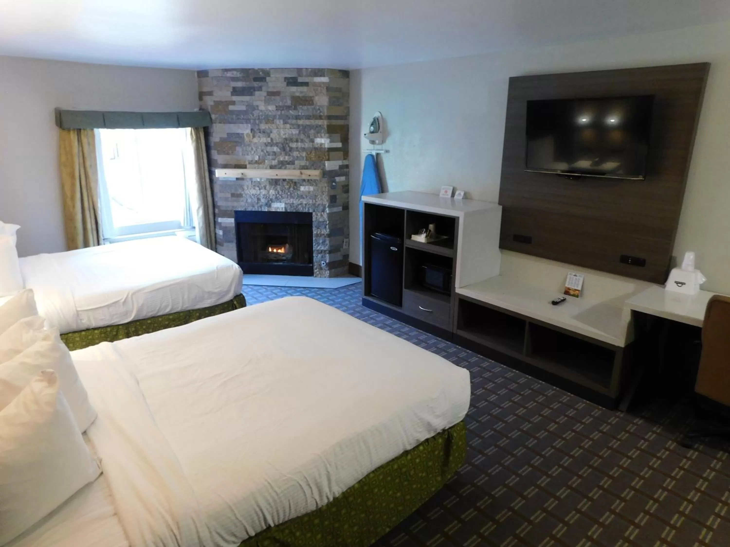 Bed in Days Inn & Suites by Wyndham Downtown Gatlinburg Parkway