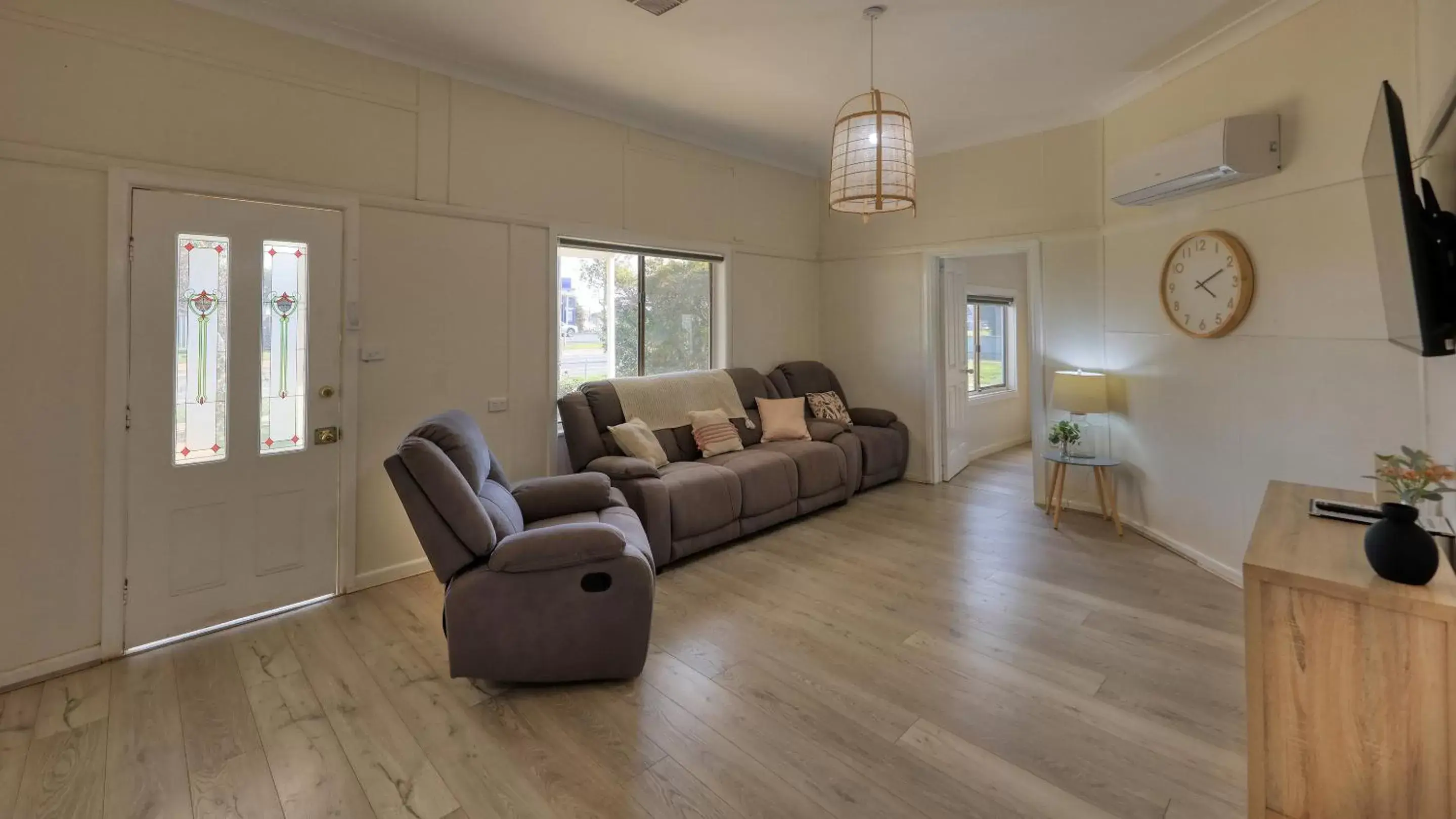 TV and multimedia, Seating Area in Castlereagh Lodge Motel