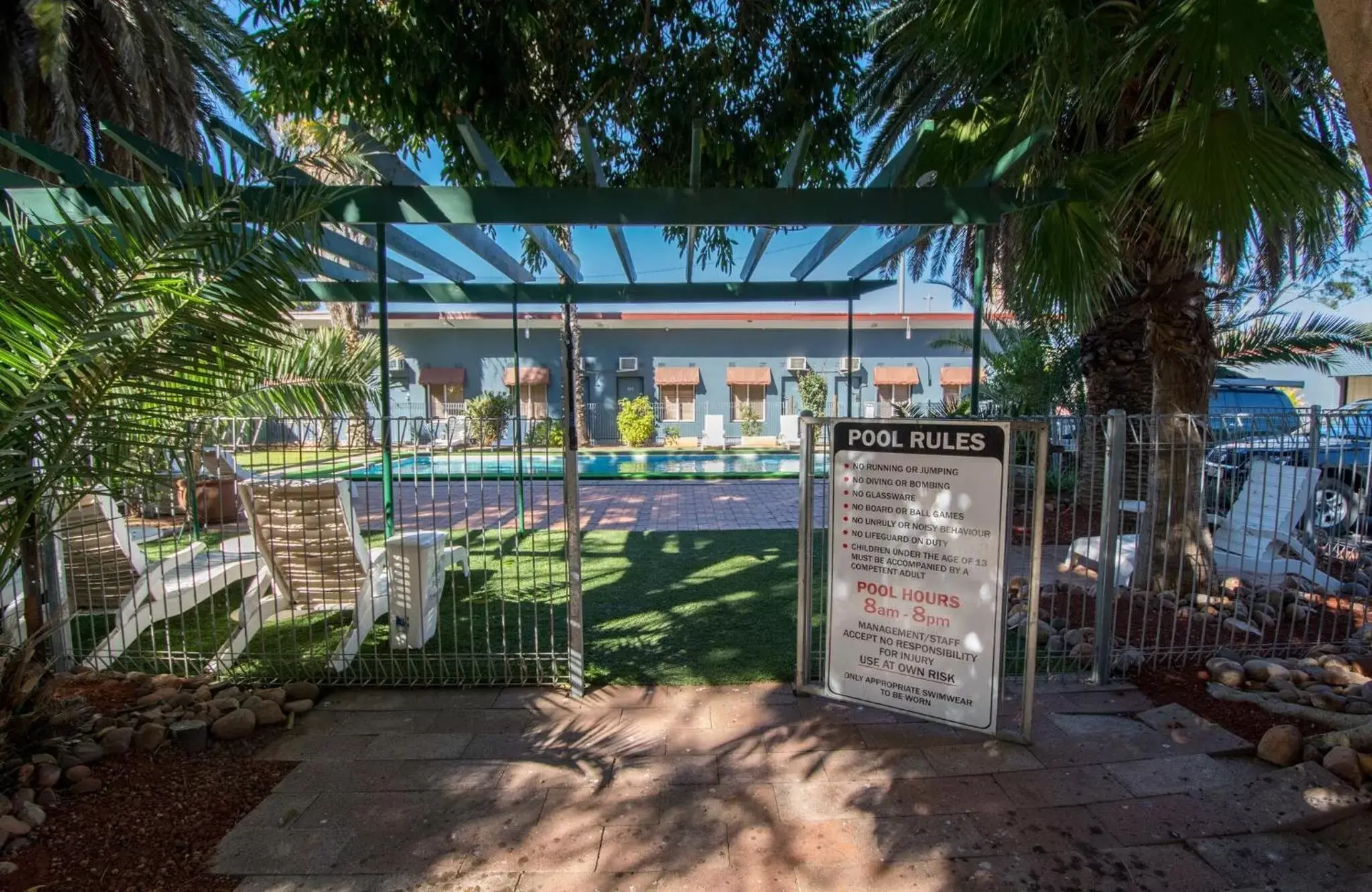 Swimming pool in Elkira Court Motel