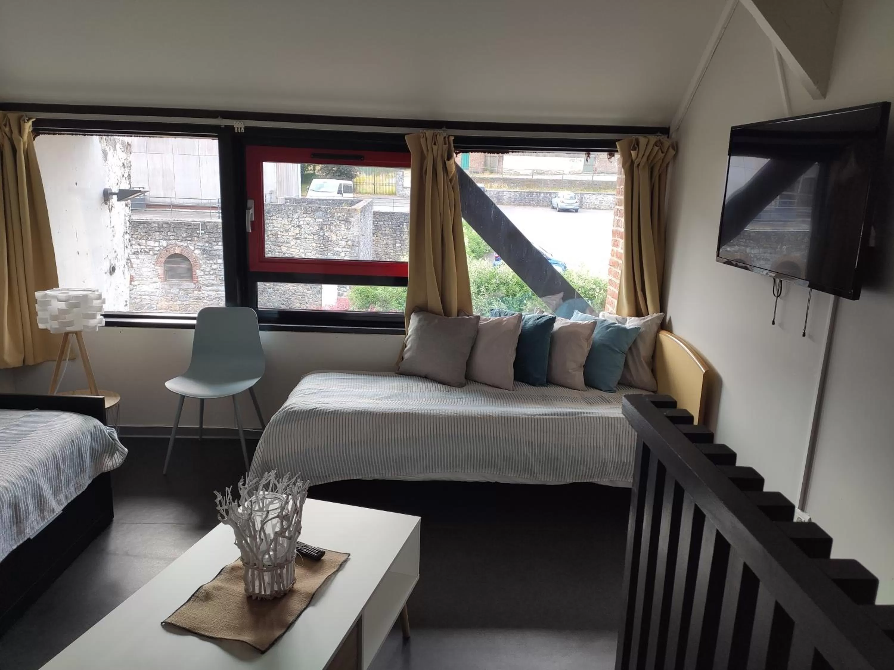 Living room, Bed in Centre Bol Vert