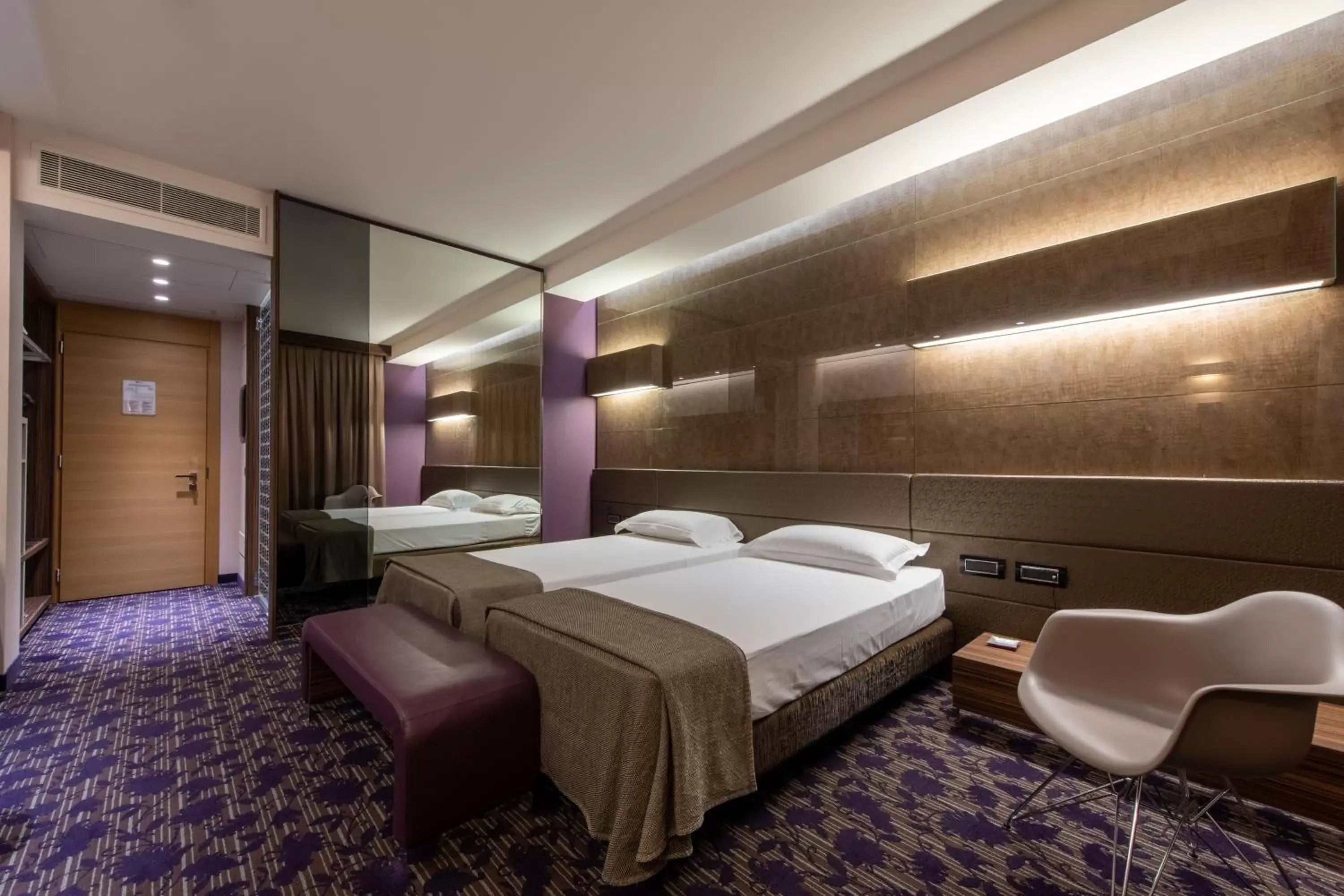 Photo of the whole room, Bed in Viola Mhotel
