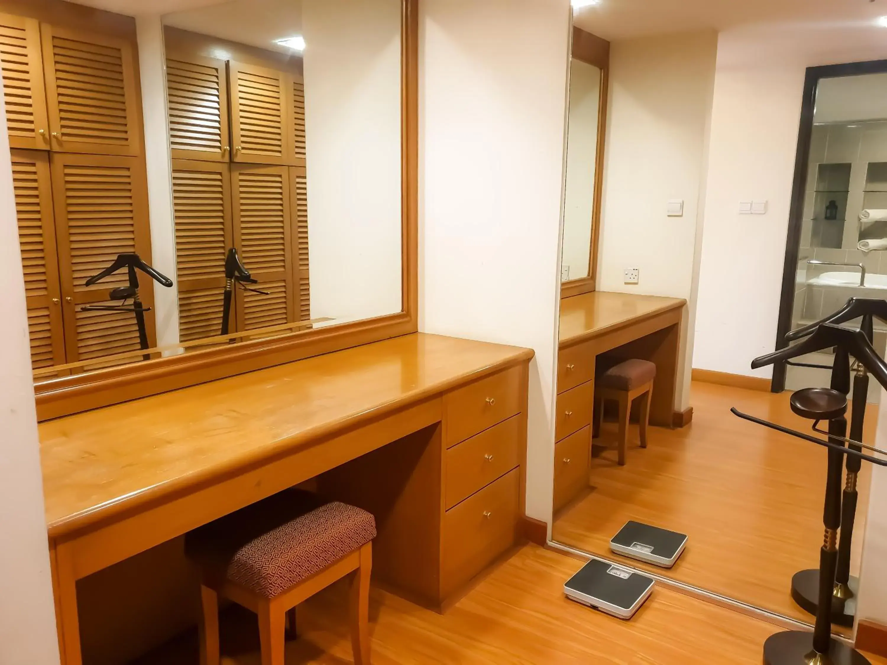 Bedroom, TV/Entertainment Center in Flamingo Hotel By The Lake, Kuala Lumpur