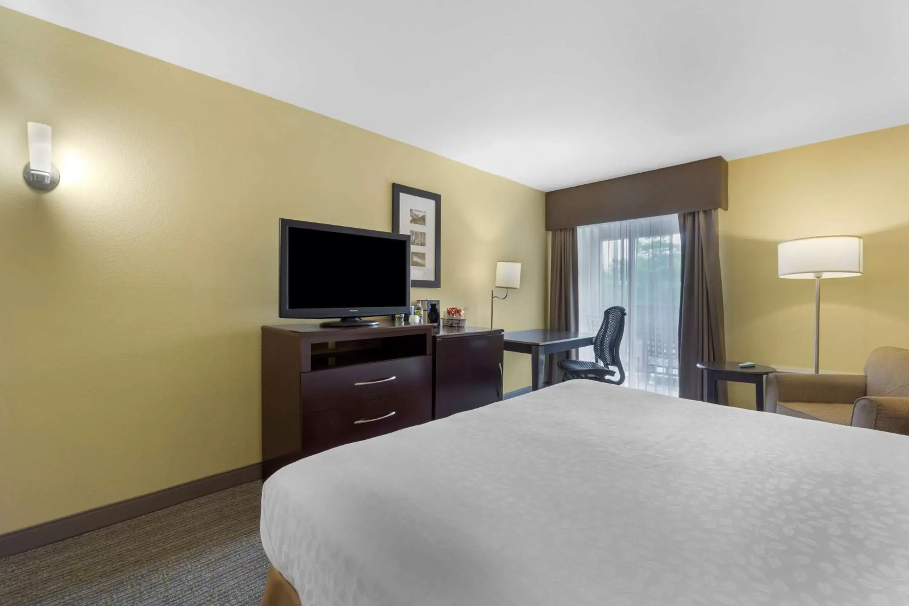 Bedroom, TV/Entertainment Center in Best Western Plus Plaza by the Green