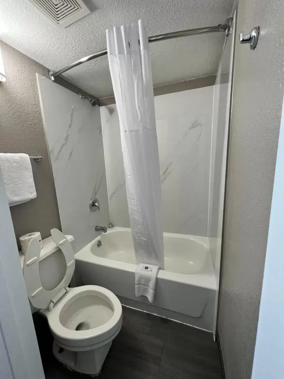 Toilet, Bathroom in Motel 6-Council Bluffs, IA - Omaha East