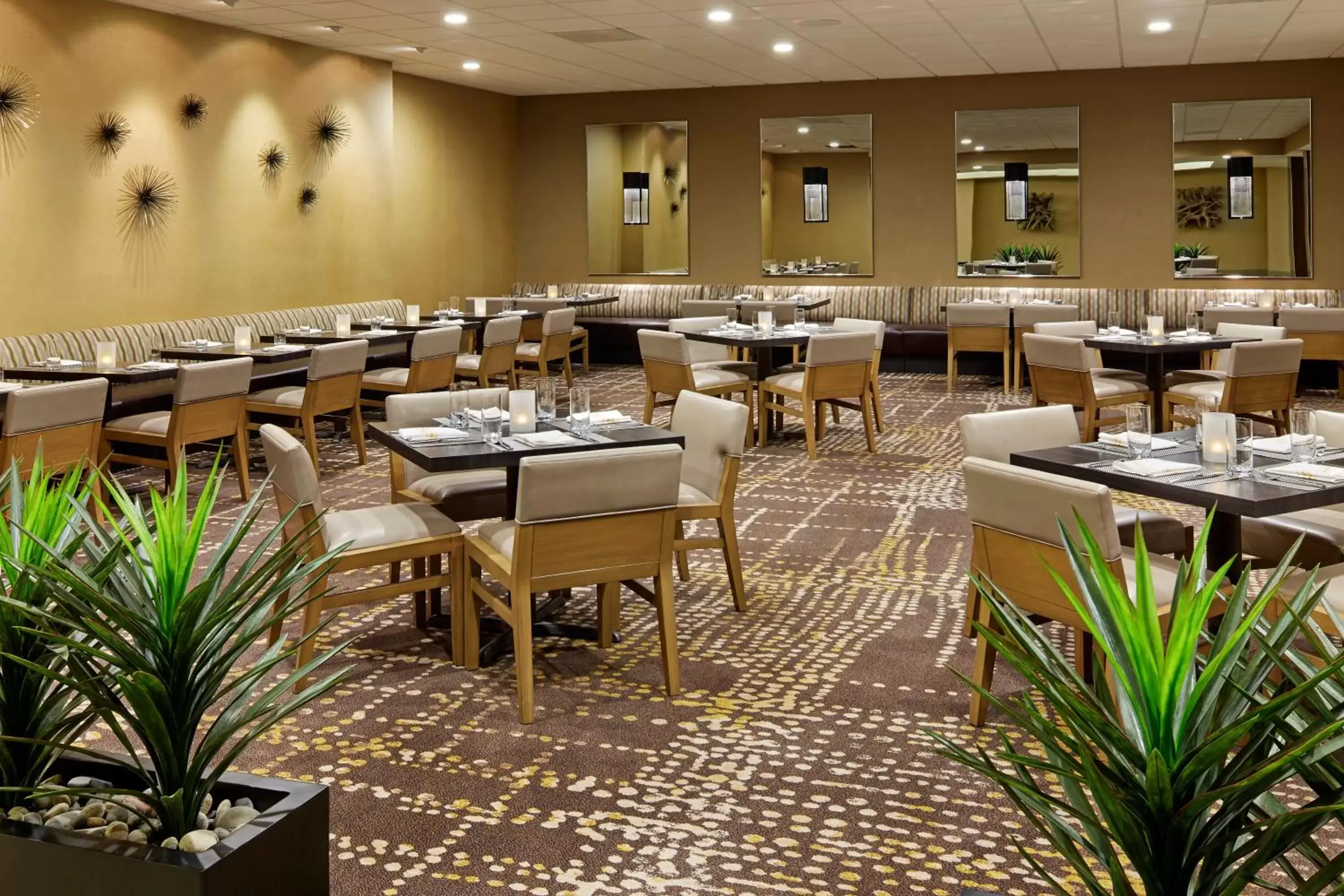 Meeting/conference room, Restaurant/Places to Eat in DoubleTree by Hilton Golf Resort Palm Springs