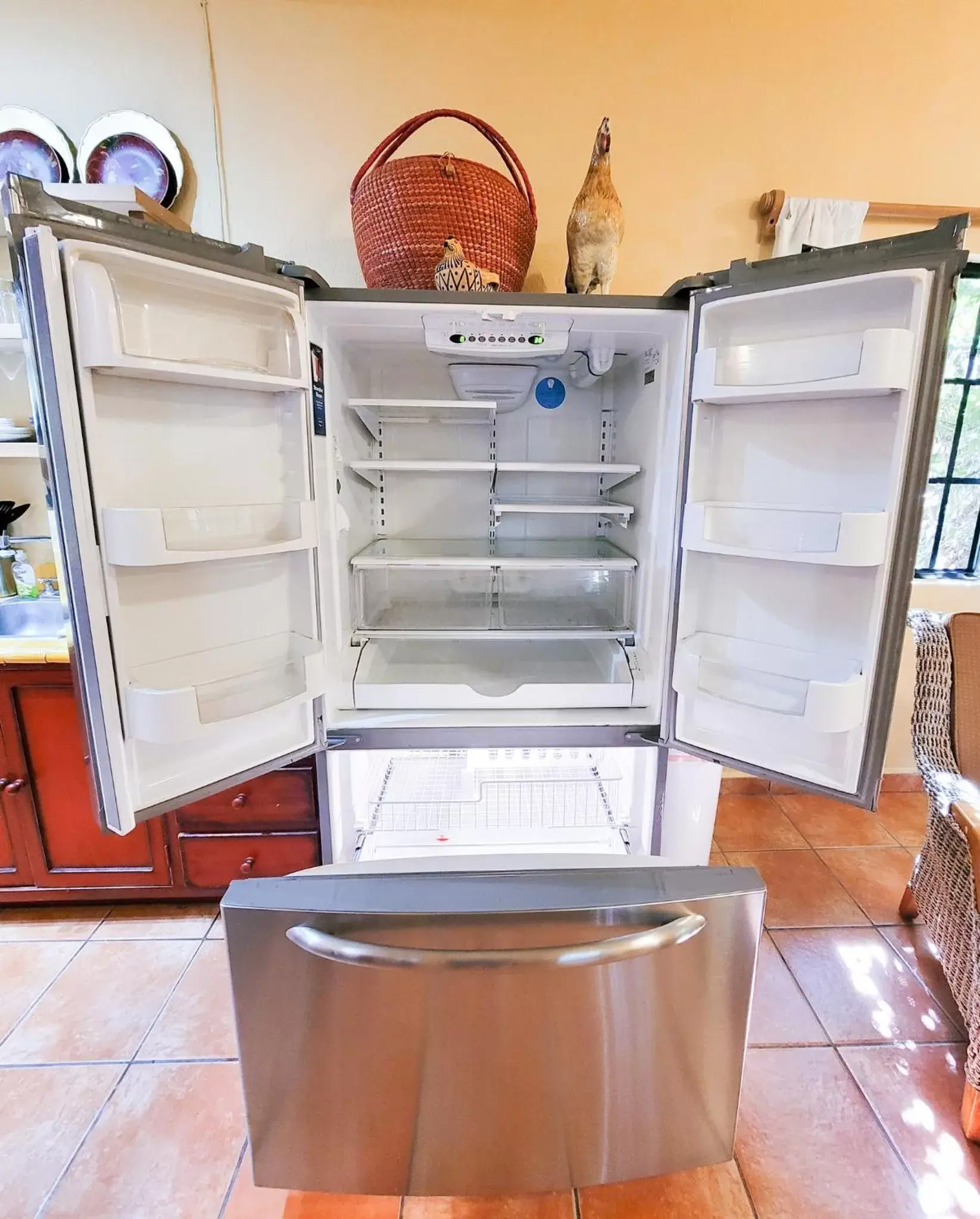 locker, Kitchen/Kitchenette in Estrellita's Bed & Breakfast