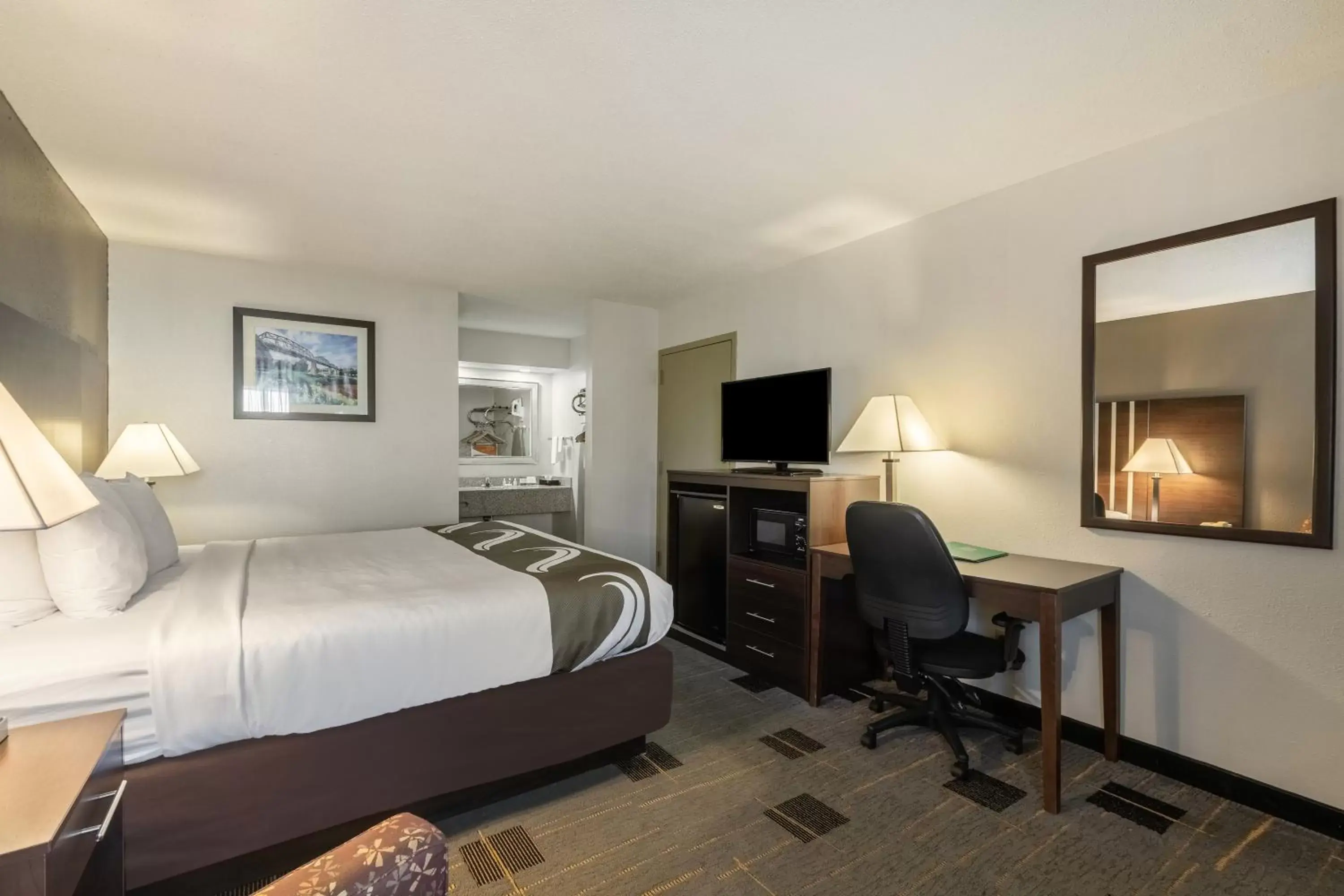 Bed, TV/Entertainment Center in Quality Inn Cleveland
