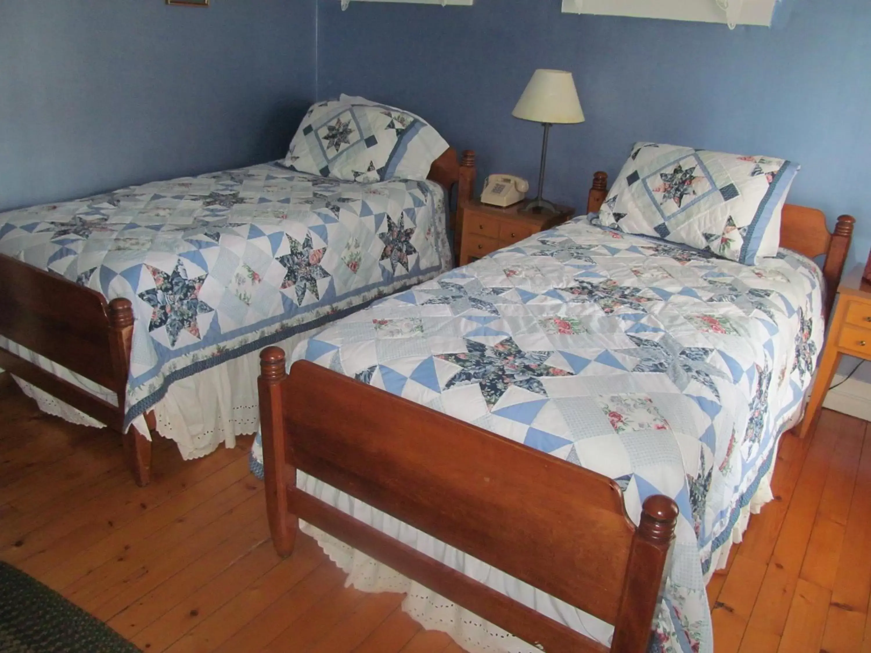 Bed in Trails End Inn
