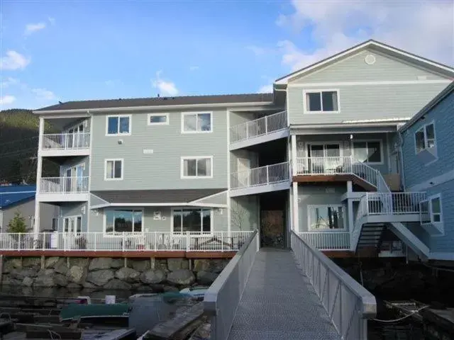 Property Building in Longliner Lodge and Suites