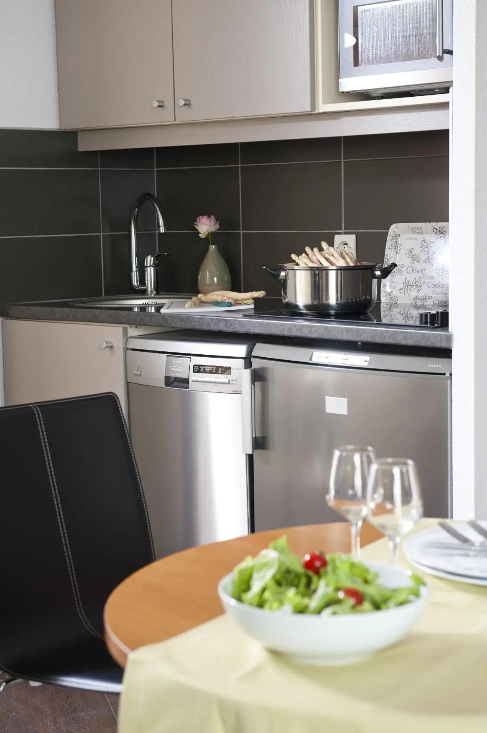 Kitchen or kitchenette, Kitchen/Kitchenette in Adagio La Defense Le Parc