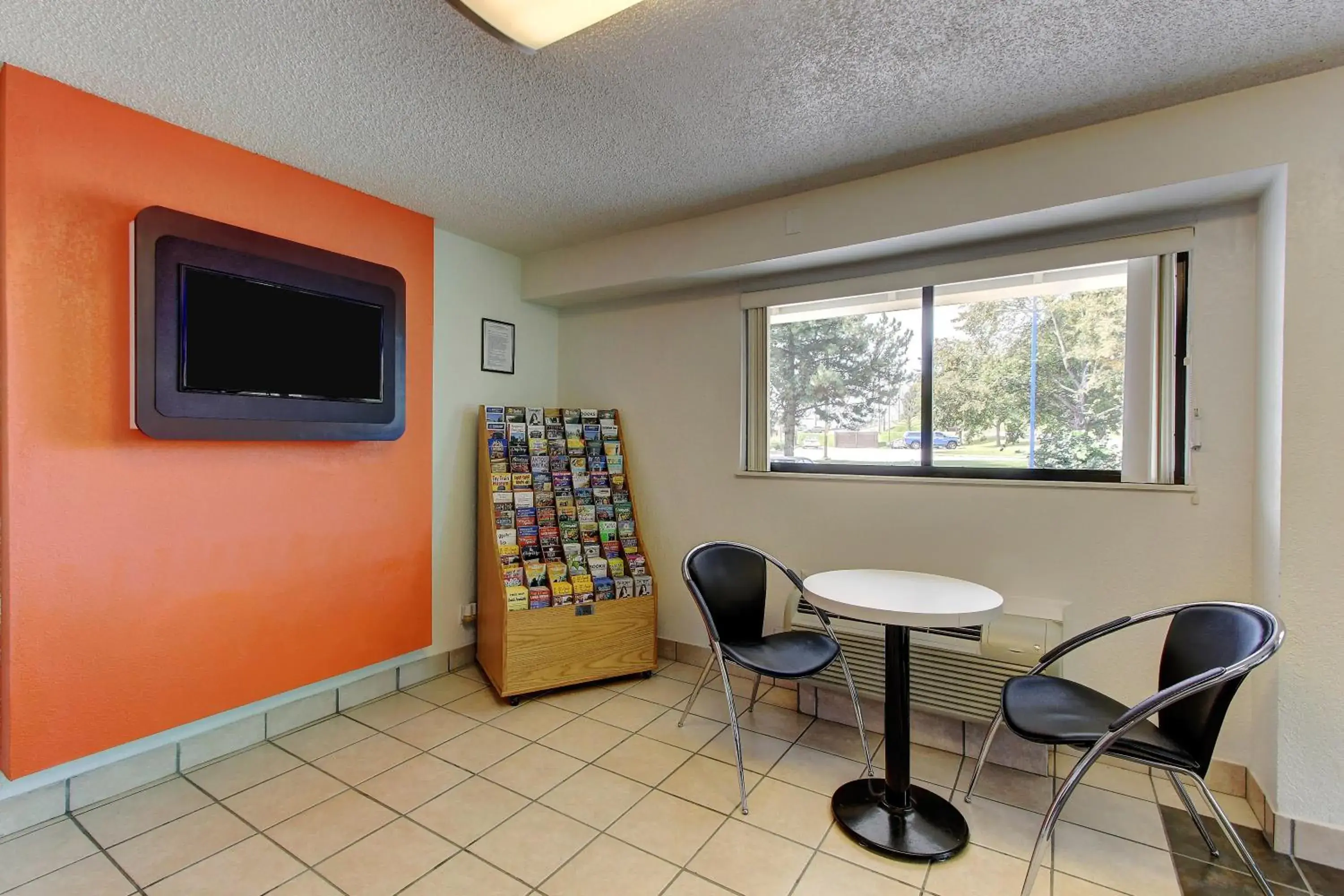 Communal lounge/ TV room, Seating Area in Motel 6-York, PA