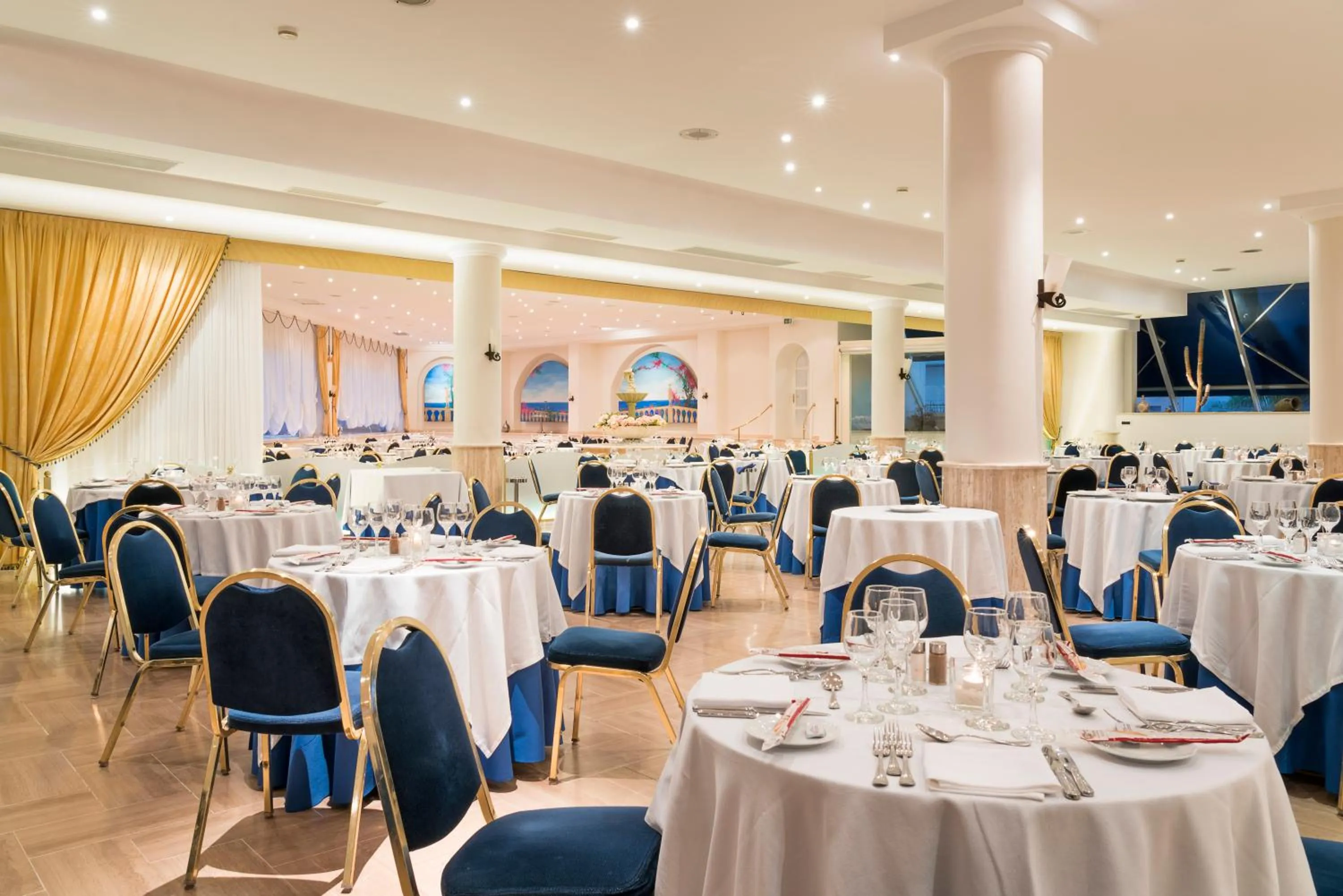 Restaurant/places to eat in Sant Alphio Garden Hotel & SPA