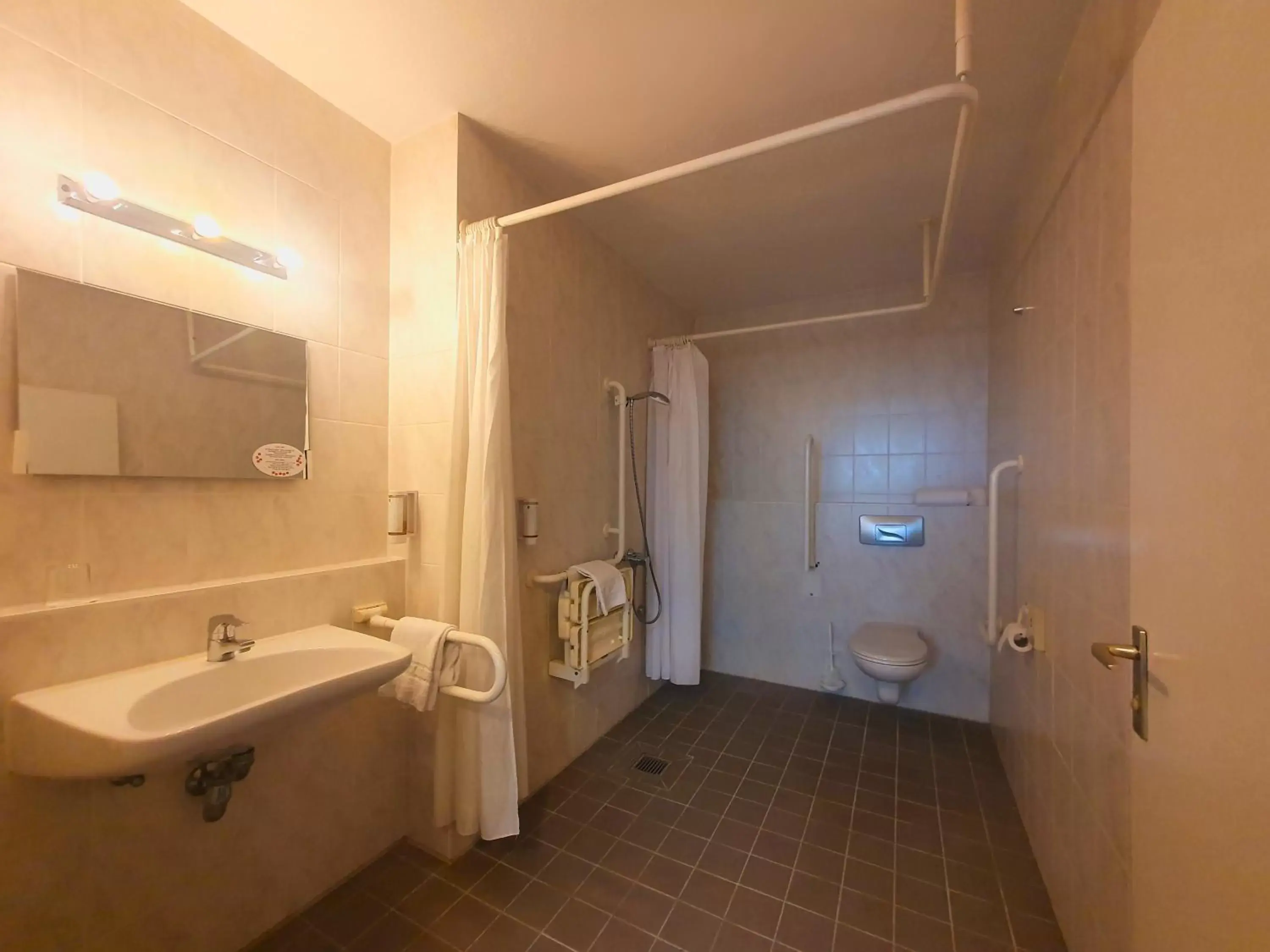 Shower, Bathroom in Good Morning + Berlin City East