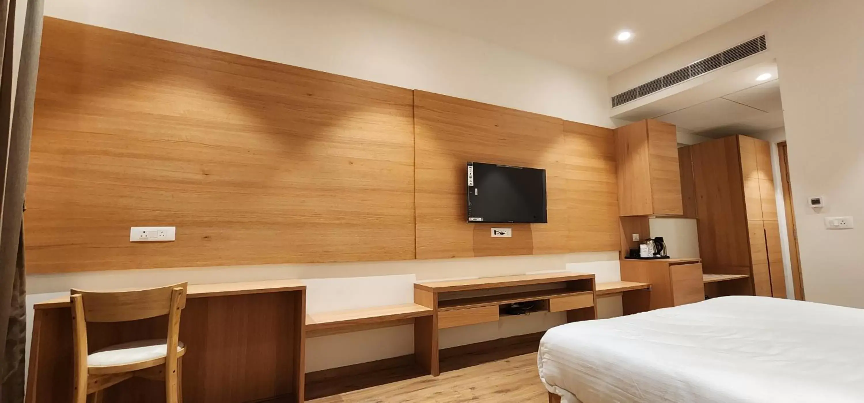 Bed, TV/Entertainment Center in Hotel Gorbandh